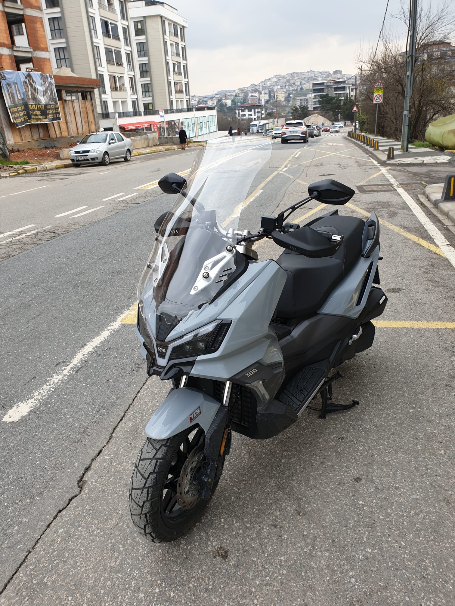 SYM ADX 300 Siperlik Ön Cam 2024-2025 Model 75cm Şeffaf Renkli 4mm UZUN CAM