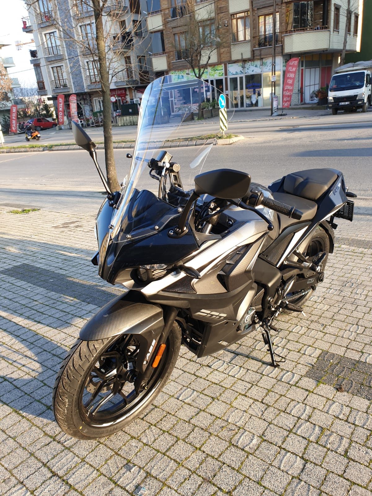 Pulsar RS 200 Siperlik Ön Cam 2015-2025 Model 56cm Şeffaf Renkli 4mm UZUN CAM