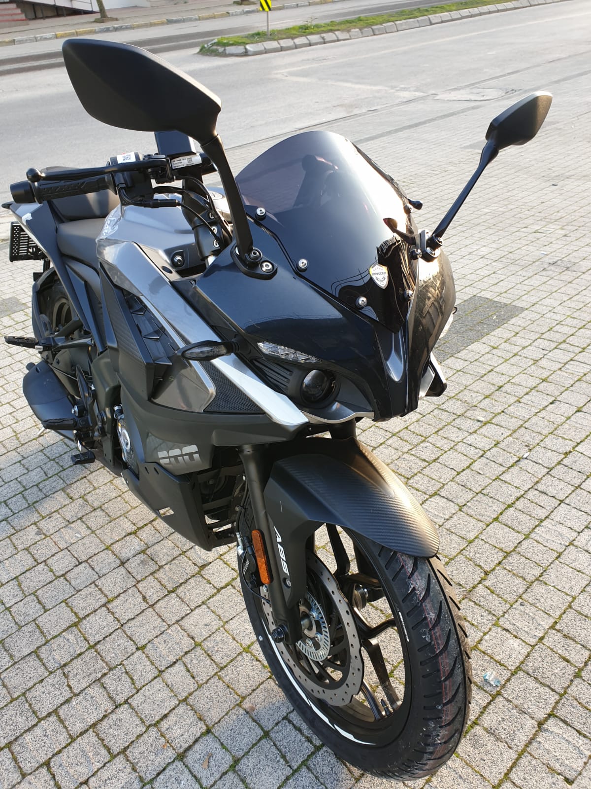 Pulsar RS 200 Siperlik Ön Cam 2015-2025 Model 33cm Siyah Renkli 4mm KISA SPOR CAM