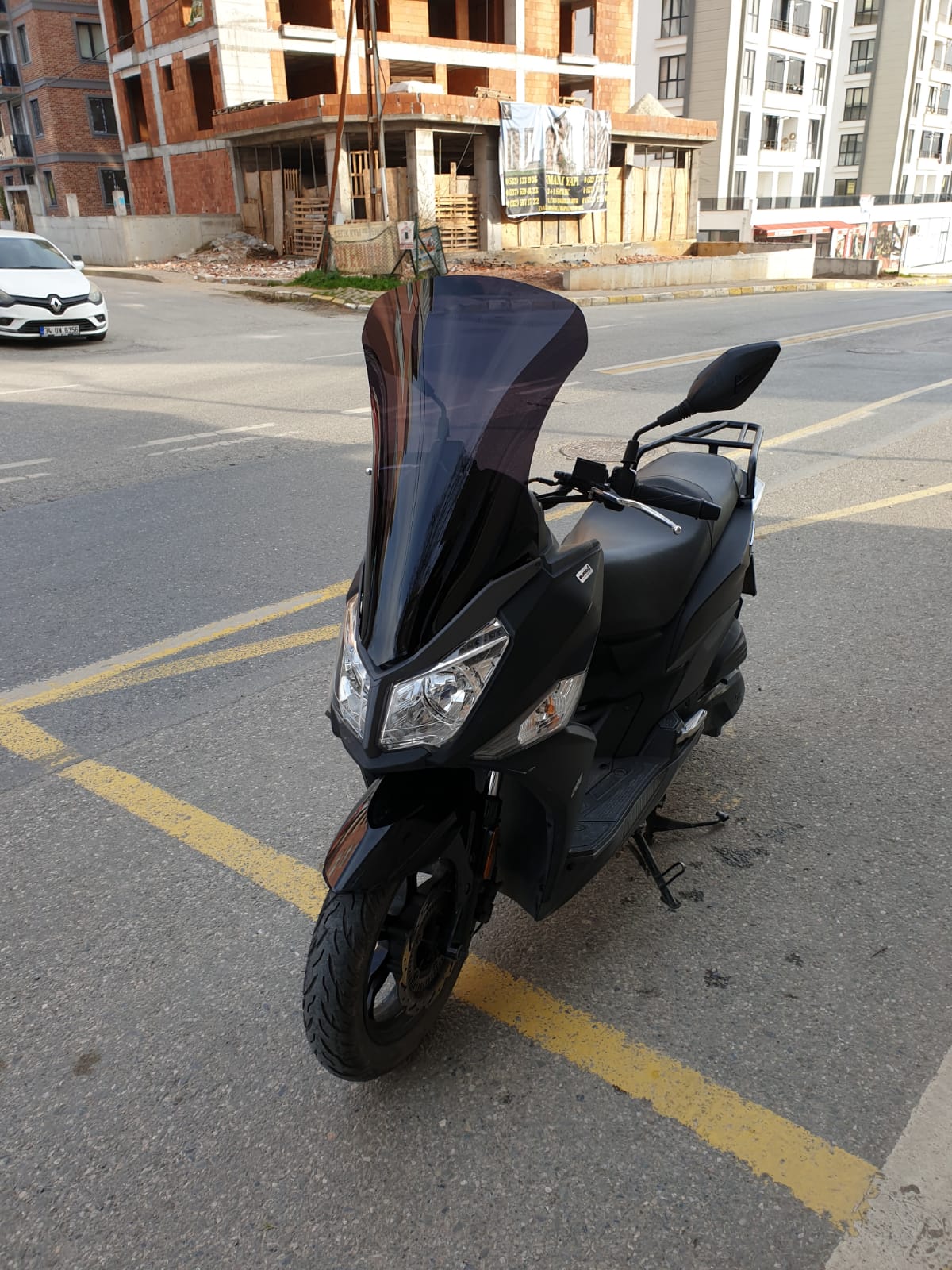 SYM JET 14 200 Siperlik Ön Cam 2017-2025 Model 72cm Siyah Renkli 4mm UZUN CAM