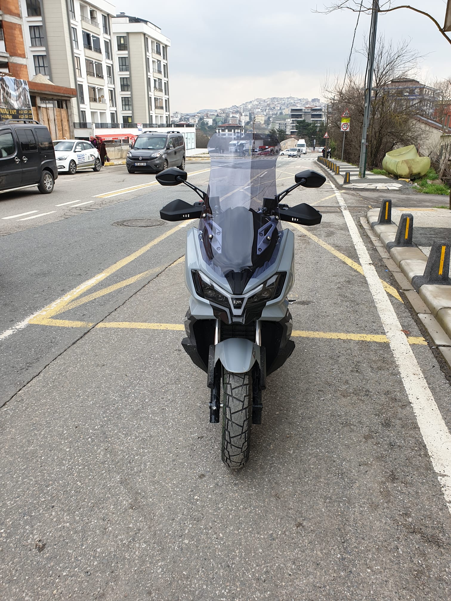 SYM ADX 300 Siperlik Ön Cam 2024-2025 Model 75cm Füme Renkli 4mm UZUN CAM