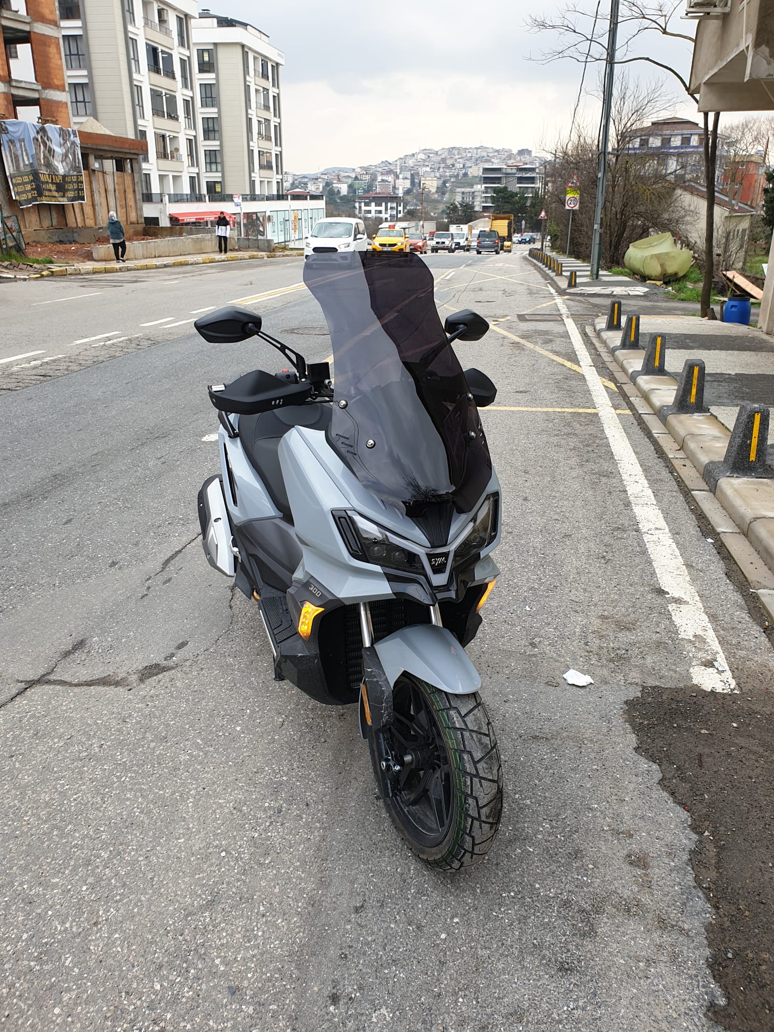 SYM ADX 300 Siperlik Ön Cam 2024-2025 Model 65cm Siyah Renkli 4mm ORTA BOYLU CAM