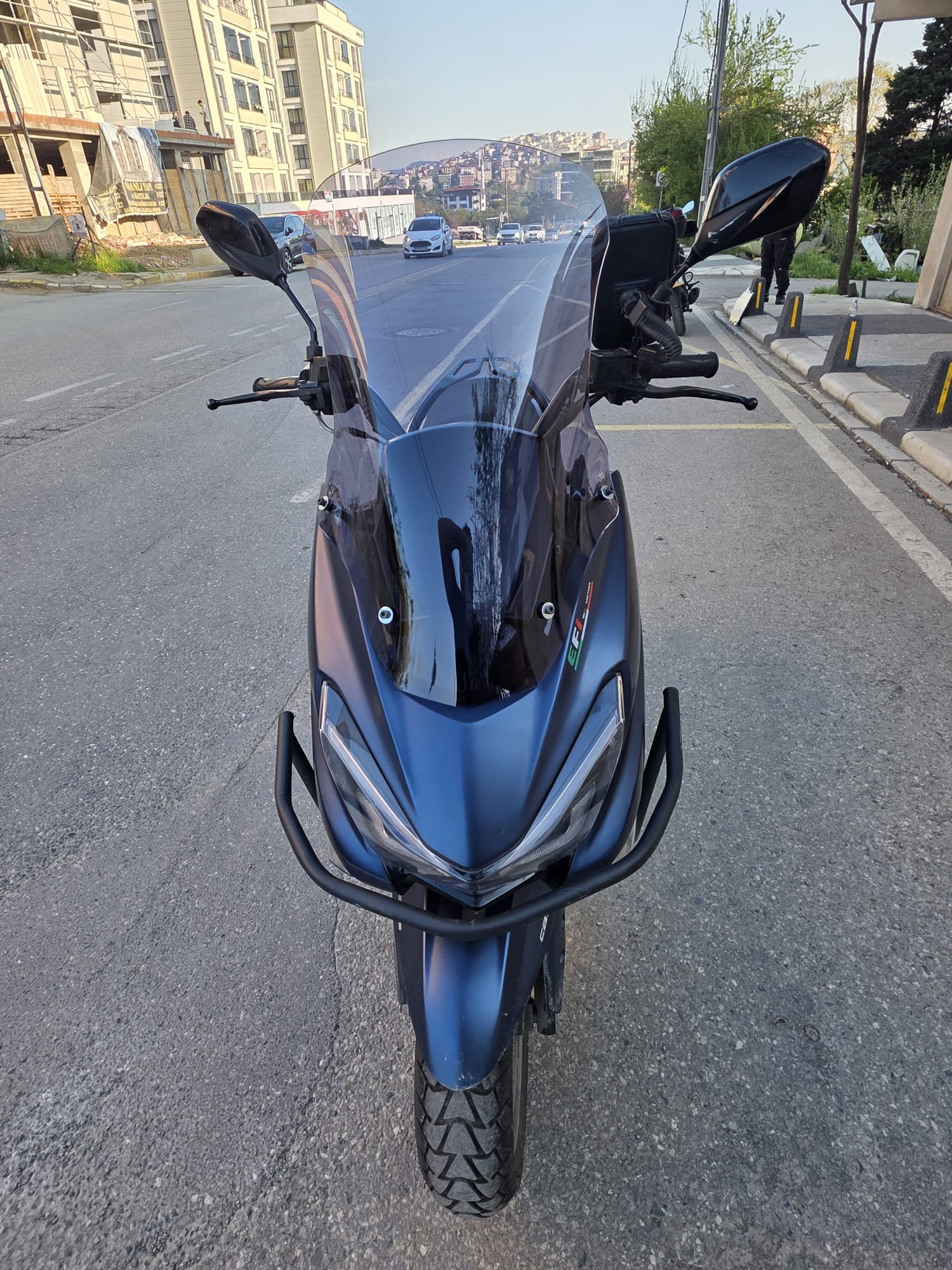 RKS Newlight PRO Siperlik Ön Cam 2023-2025 Model 58cm açık füme Renkli 4mm ORİJİNAL BOYLU