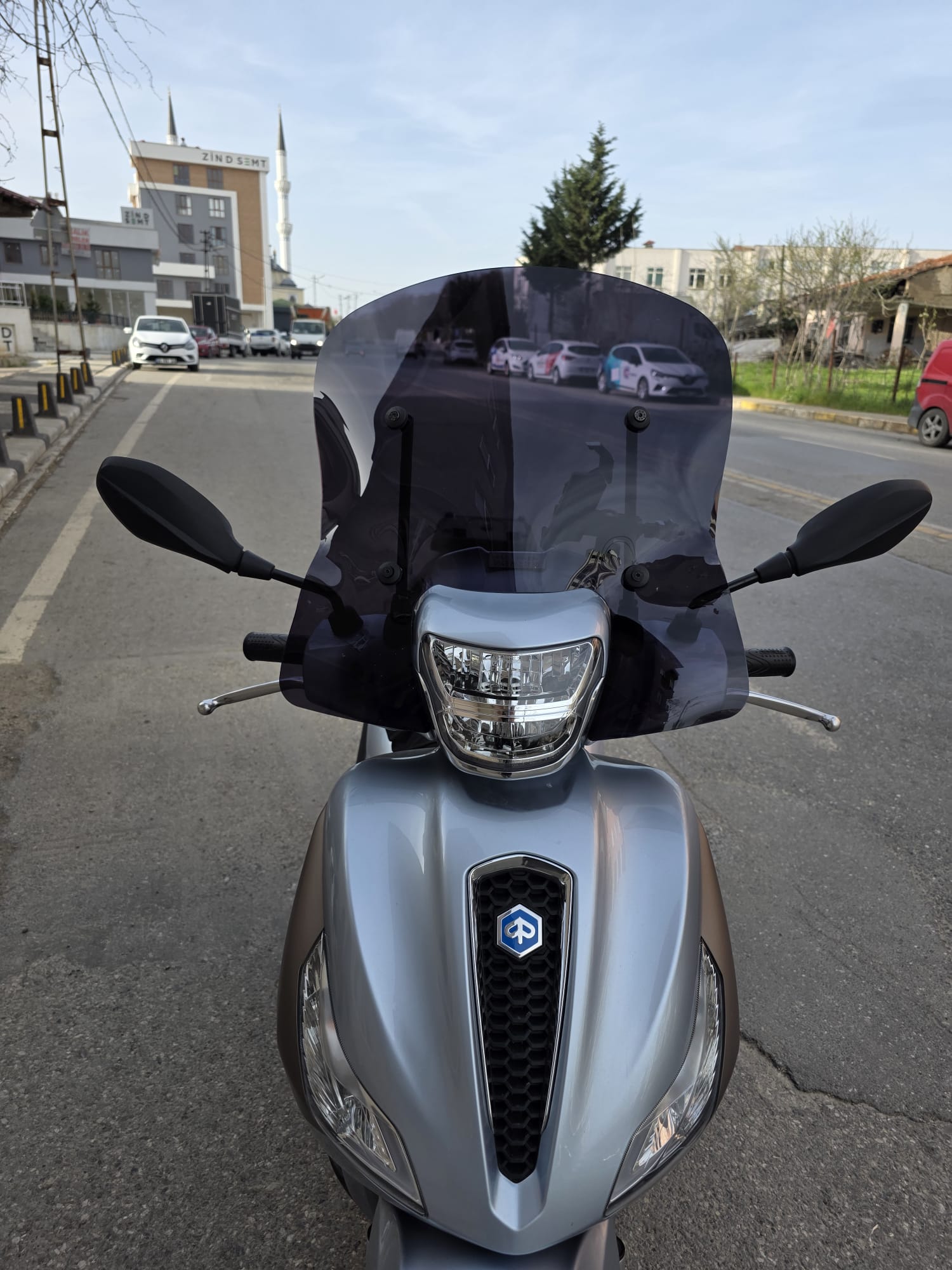 Piaggio Medley S 150 Ön Cam 2021-2025 Model 54cm  Siyah Renkli APARATSIZ GÖNDERİLİR