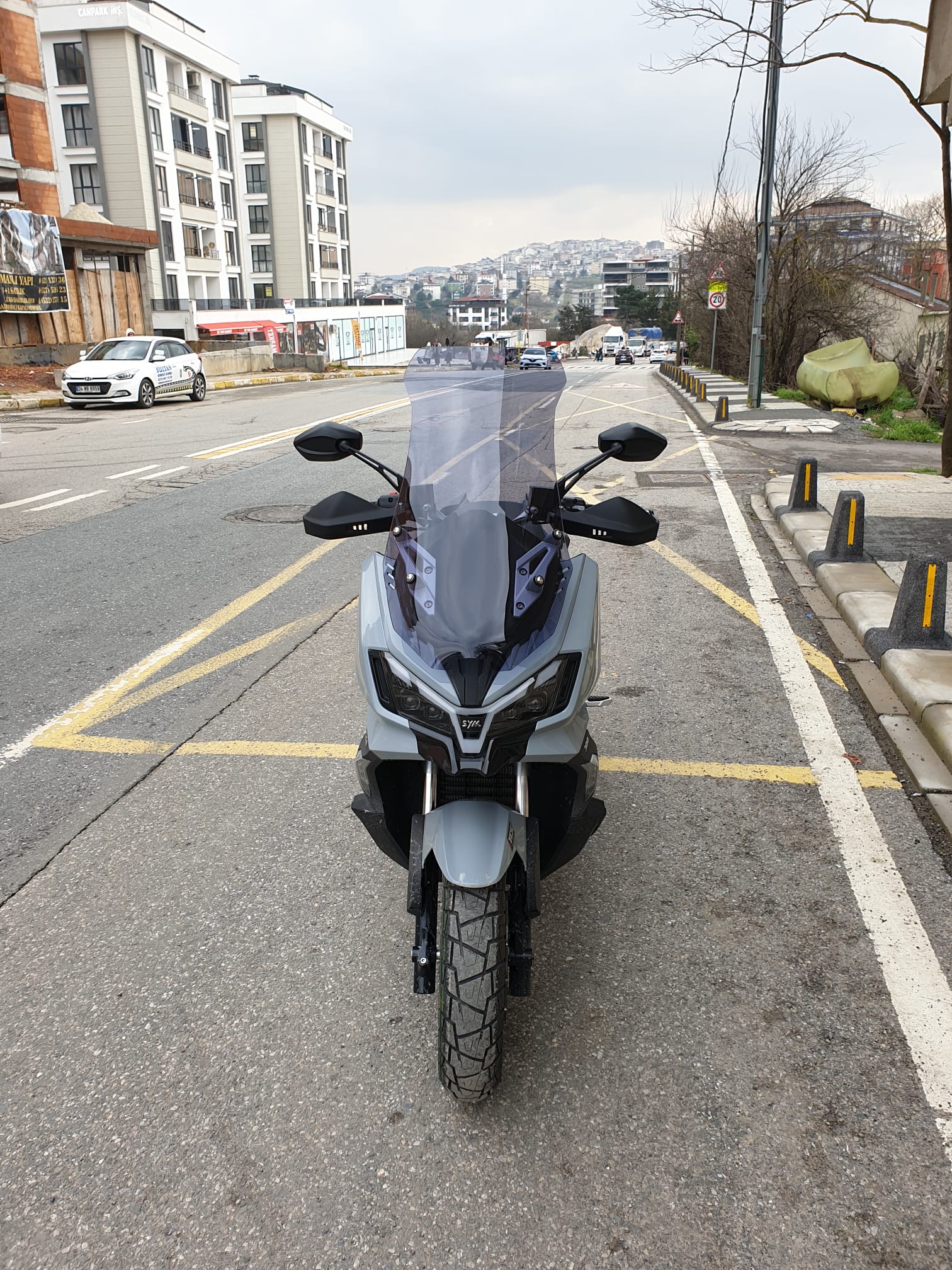 SYM ADX 300 Siperlik Ön Cam 2024-2025 Model 75cm Füme Renkli 4mm UZUN CAM