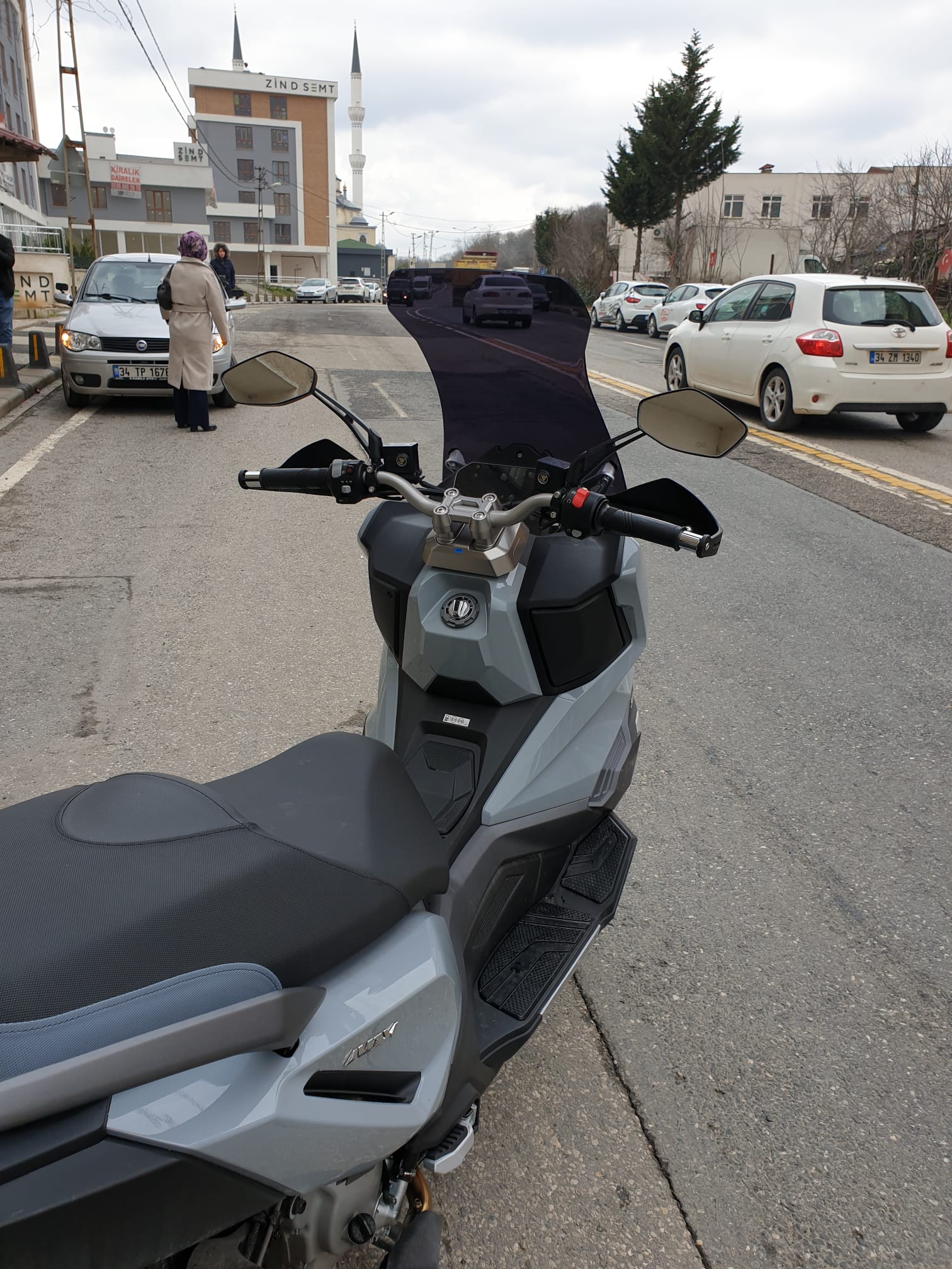 SYM ADX 300 Siperlik Ön Cam 2024-2025 Model 65cm Siyah Renkli 4mm ORTA BOYLU CAM