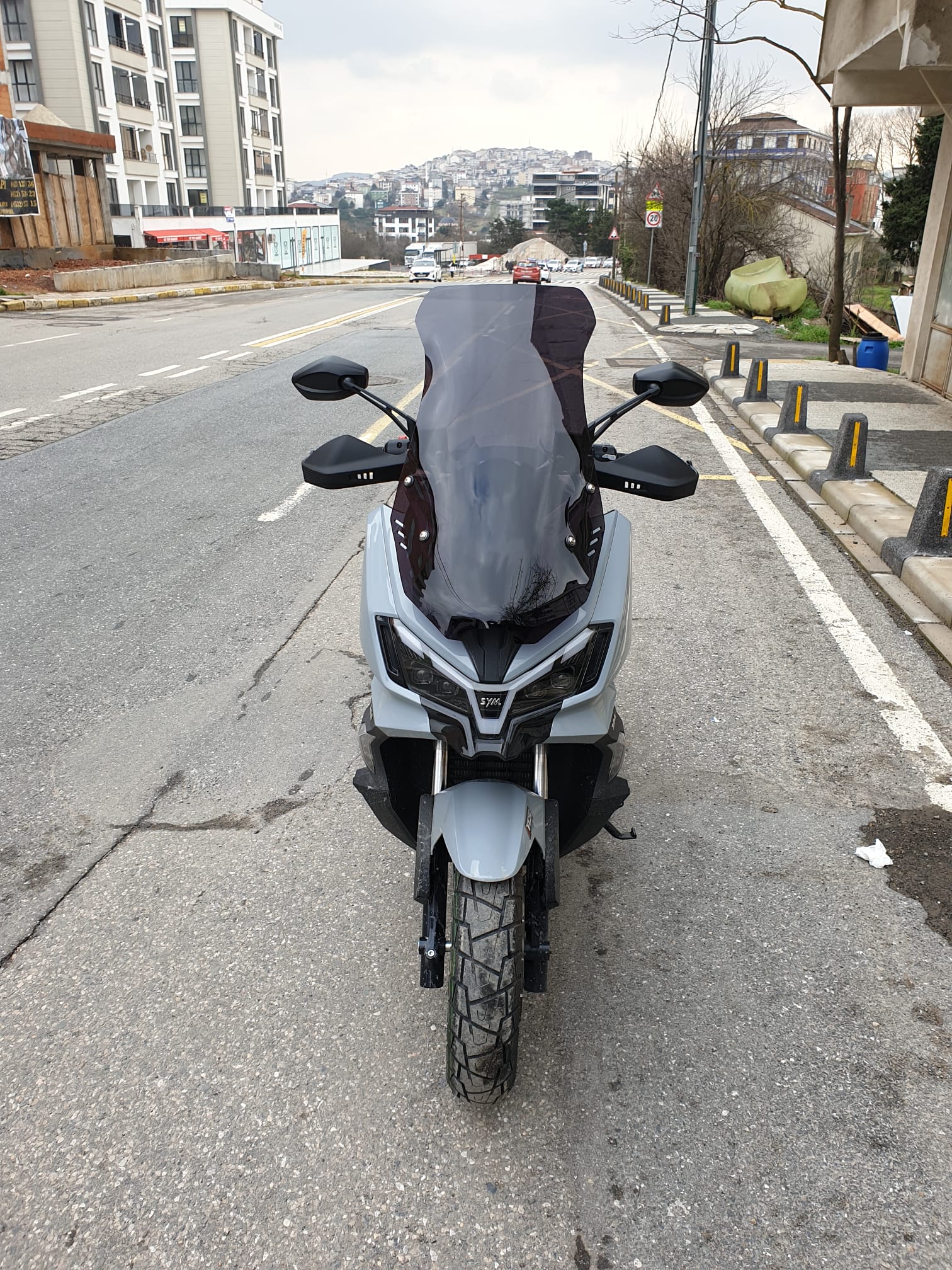 SYM ADX 300 Siperlik Ön Cam 2024-2025 Model 65cm Siyah Renkli 4mm ORTA BOYLU CAM