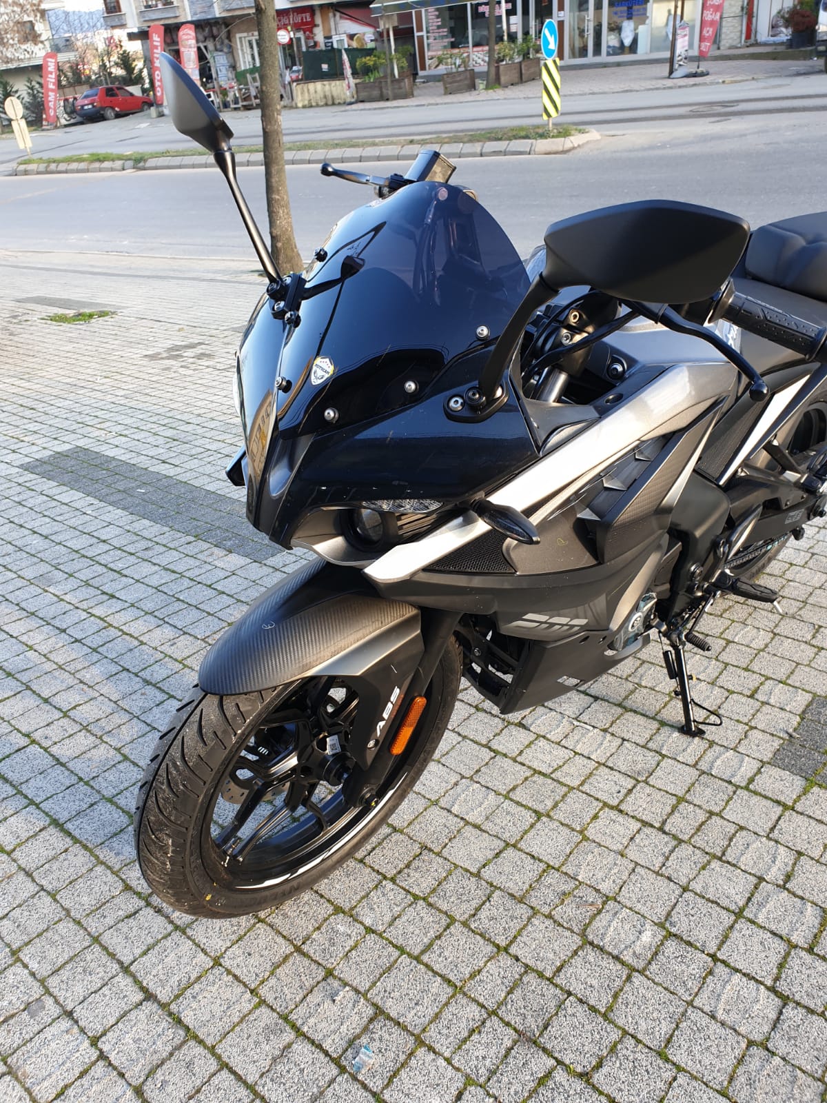 Pulsar RS 200 Siperlik Ön Cam 2015-2025 Model 33cm Siyah Renkli 4mm KISA SPOR CAM