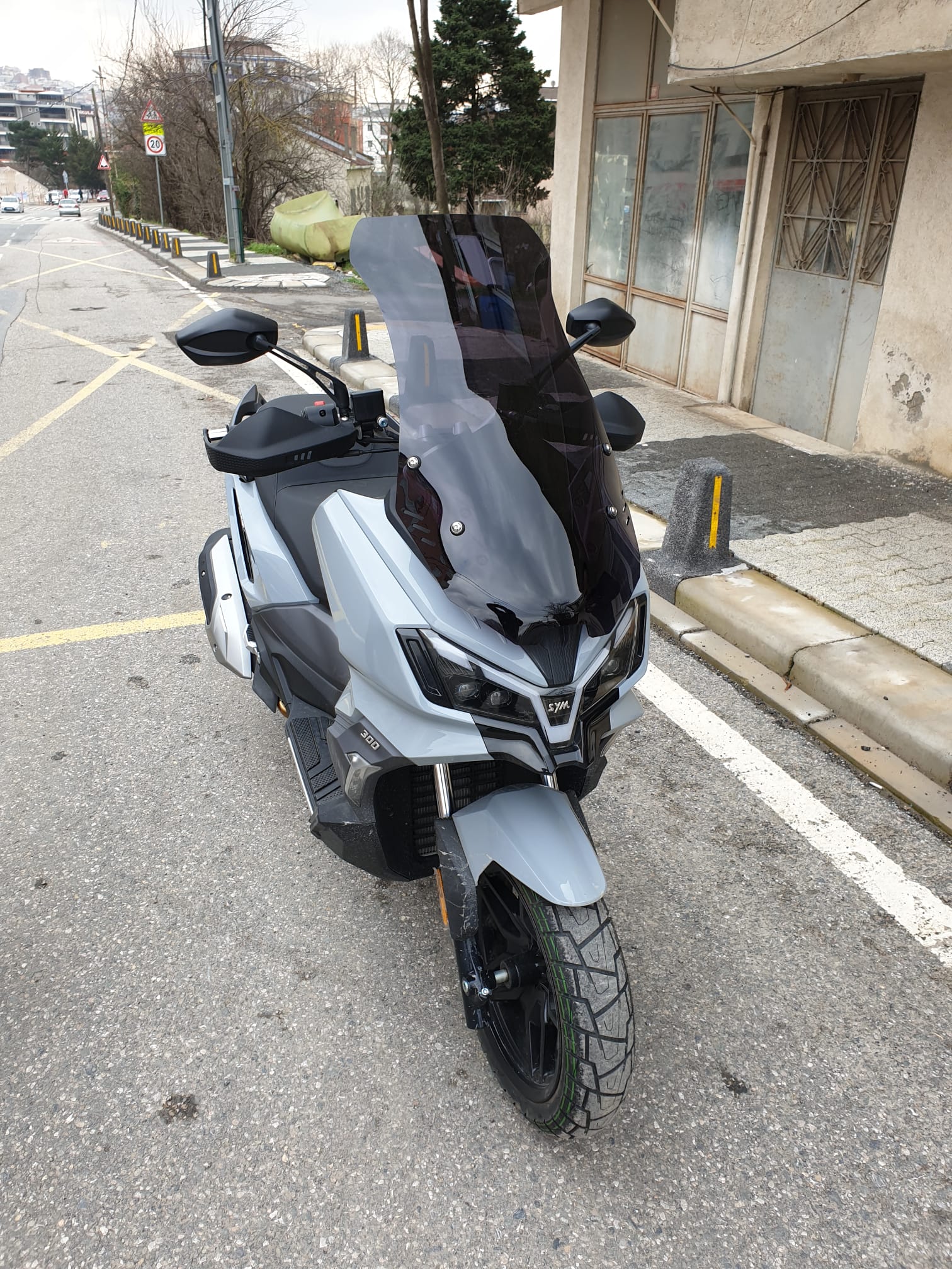 SYM ADX 300 Siperlik Ön Cam 2024-2025 Model 65cm Siyah Renkli 4mm ORTA BOYLU CAM