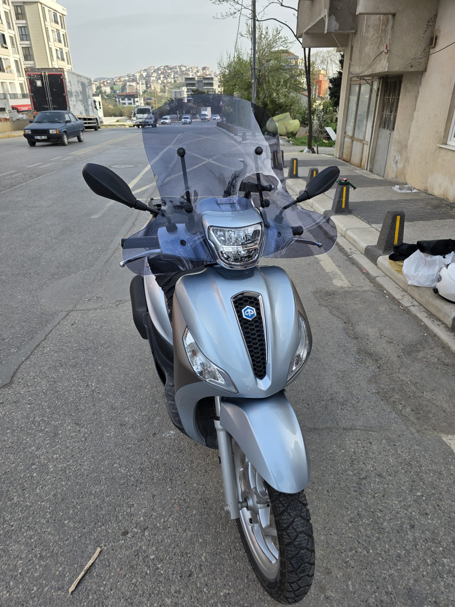 Piaggio Medley S 150 Ön Cam 2021-2025 Model 56cm füme Renkli Elcikli APARATSIZ GÖNDERİLİR