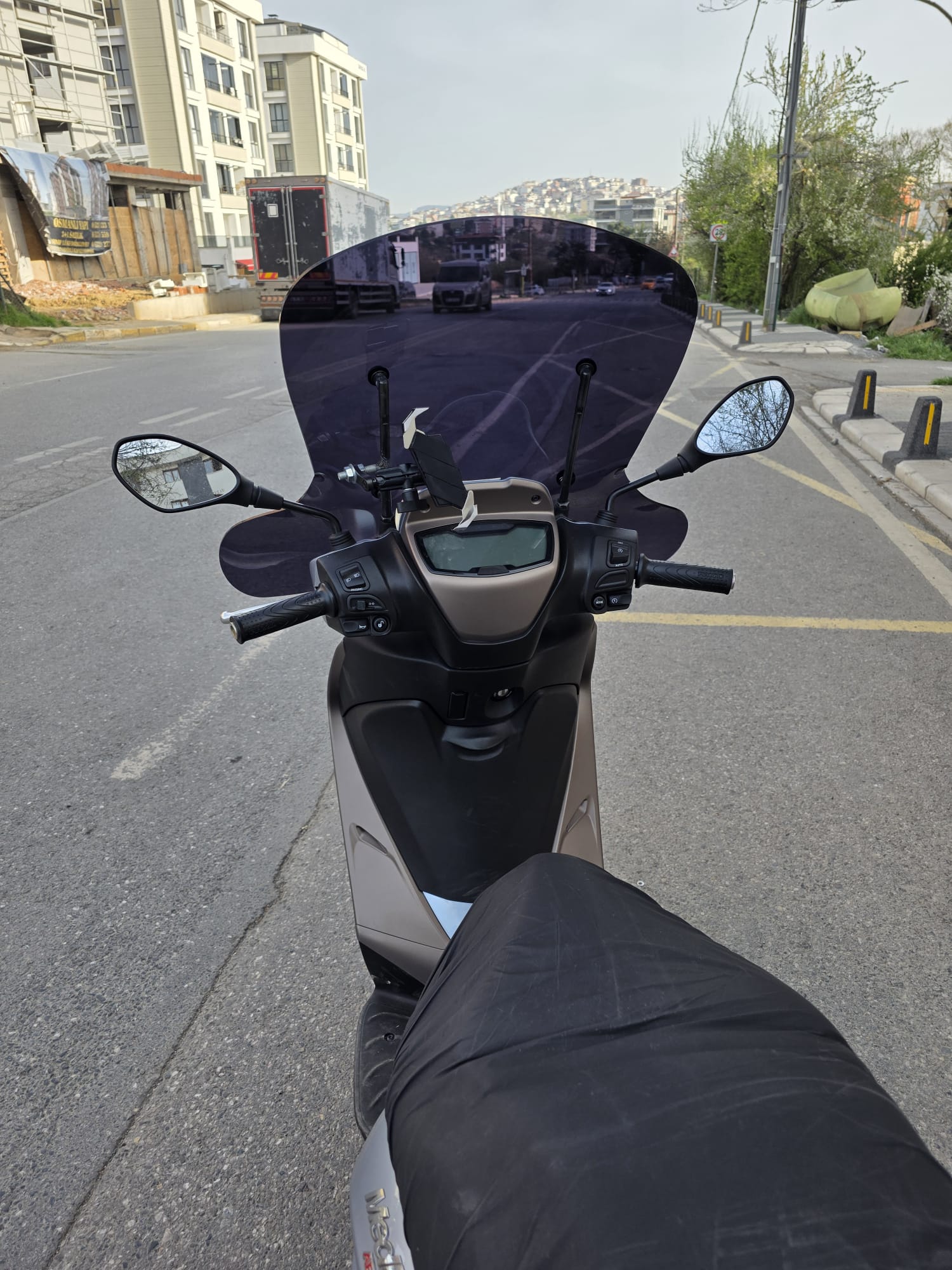 Piaggio Medley S 150 Ön Cam 2021-2025 Model 56cm  Siyah Renkli Elcikli APARATSIZ GÖNDERİLİR
