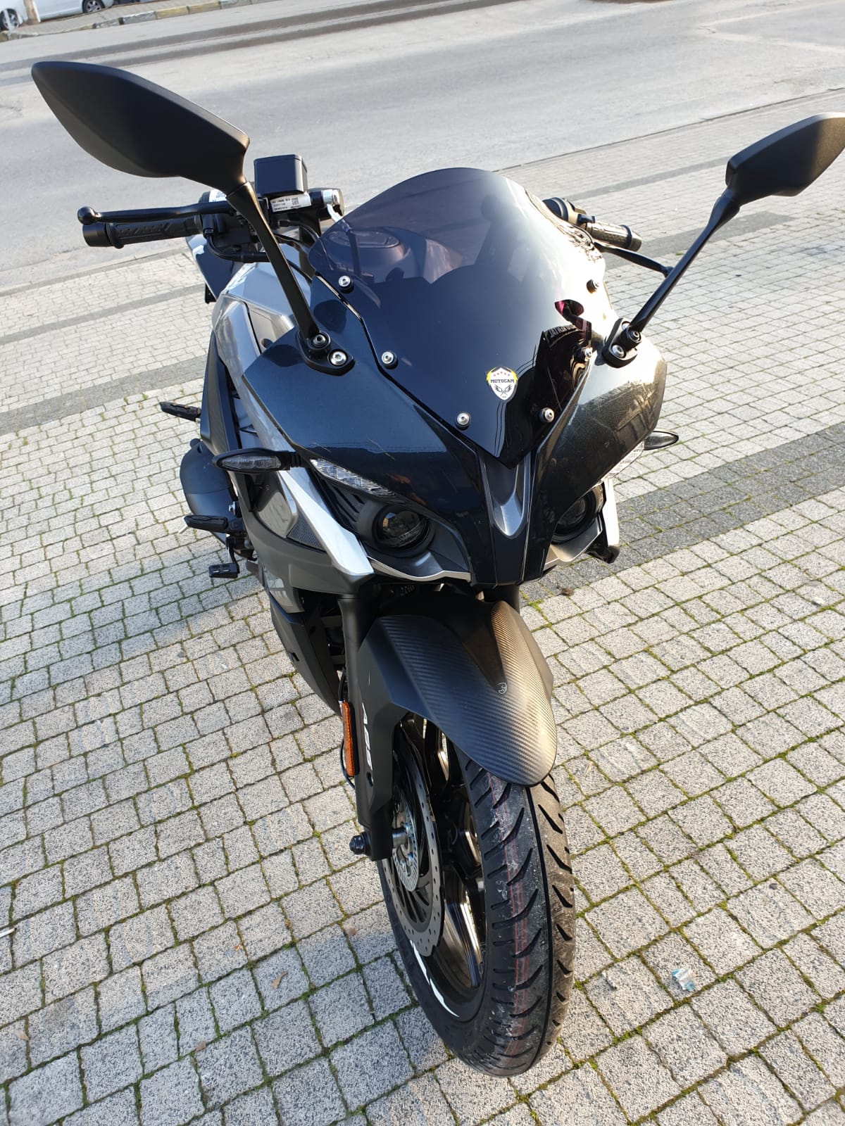 Pulsar RS 200 Siperlik Ön Cam 2015-2025 Model 33cm Siyah Renkli 4mm KISA SPOR CAM