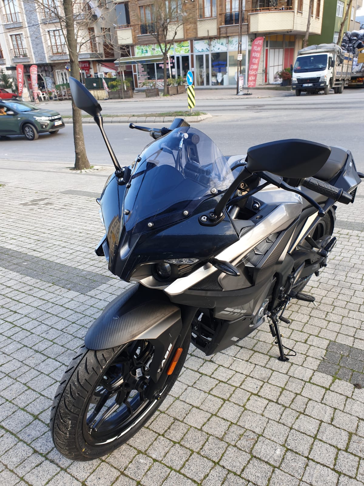 Pulsar RS 200 Siperlik Ön Cam 2015-2025 Model 33cm Füme Renkli 4mm KISA SPOR CAM