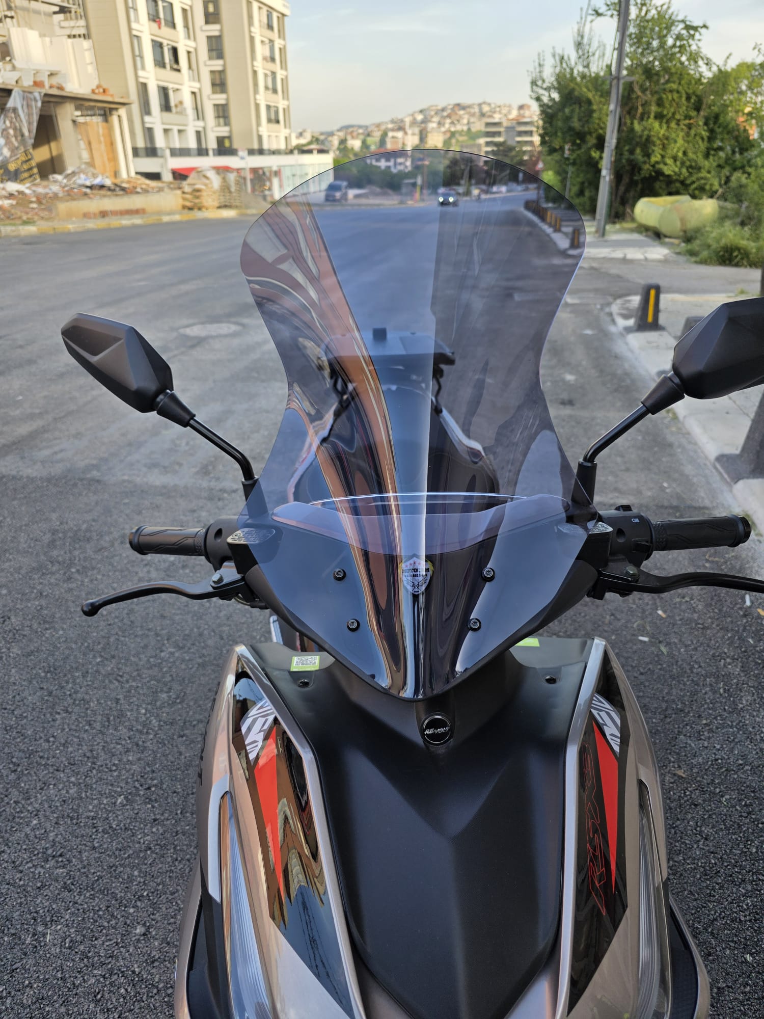 Revolt RSX3 Siperlik Ön Cam 2022-2025 Model 54cm Füme Renkli SPORTİF