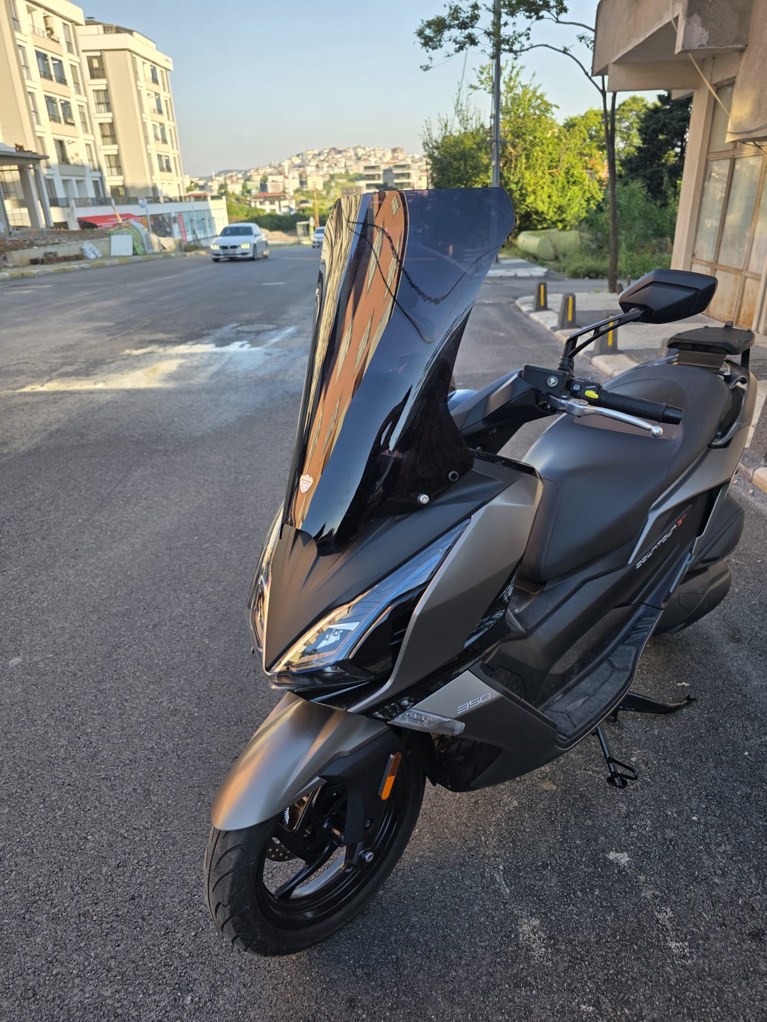 Kymco Downtown GT 350 Siperlik Ön Cam 2025 Model 62cm Siyah Renkli 4mm