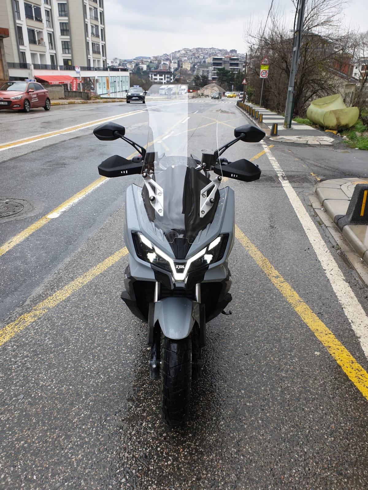 SYM ADX 300 Siperlik Ön Cam 2024-2025 Model 75cm Şeffaf Renkli 4mm UZUN CAM