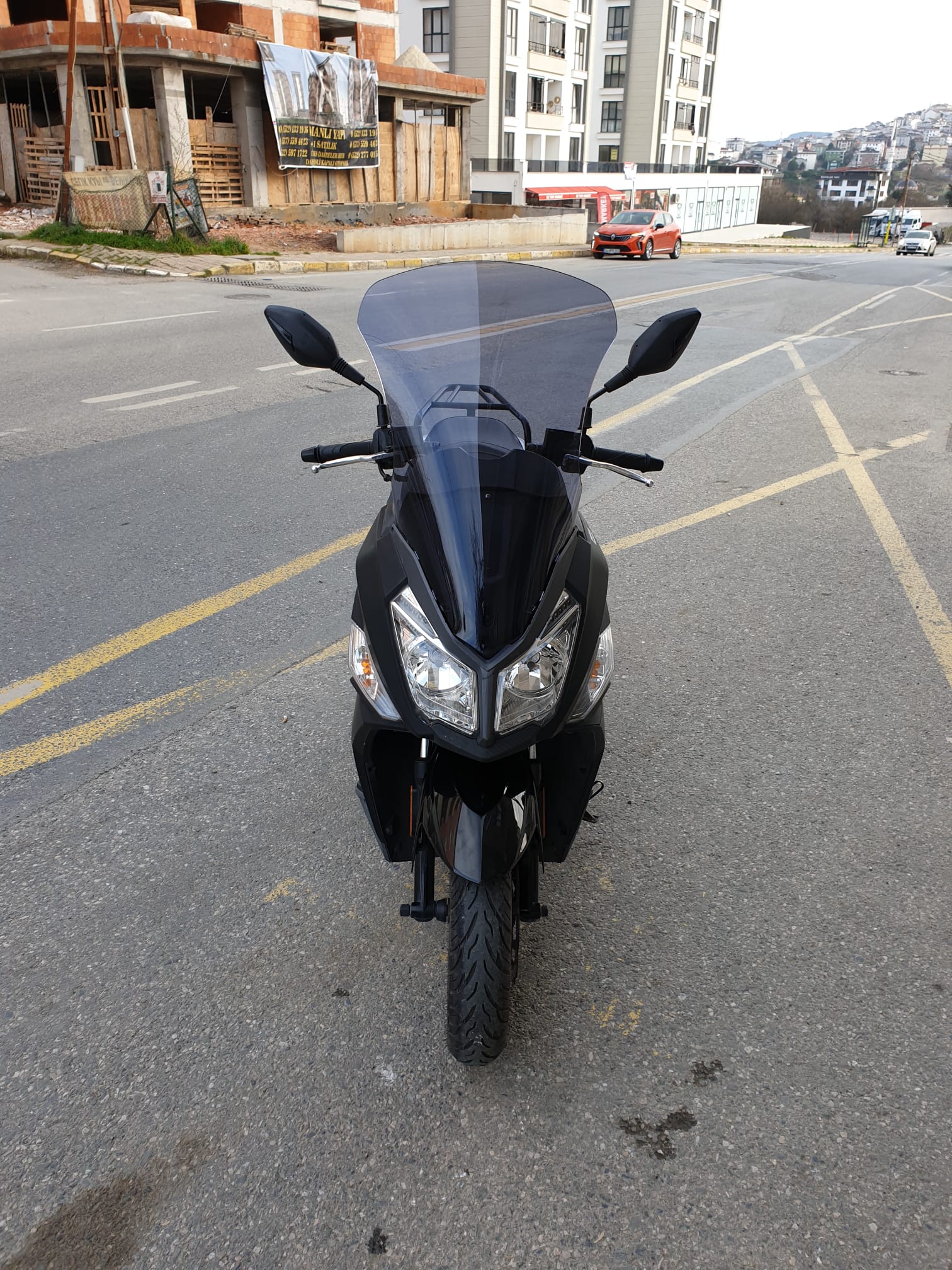 SYM JET 14 200 Siperlik Ön Cam 2017-2025 Model 65cm Füme Renkli 4mm UZUN CAM
