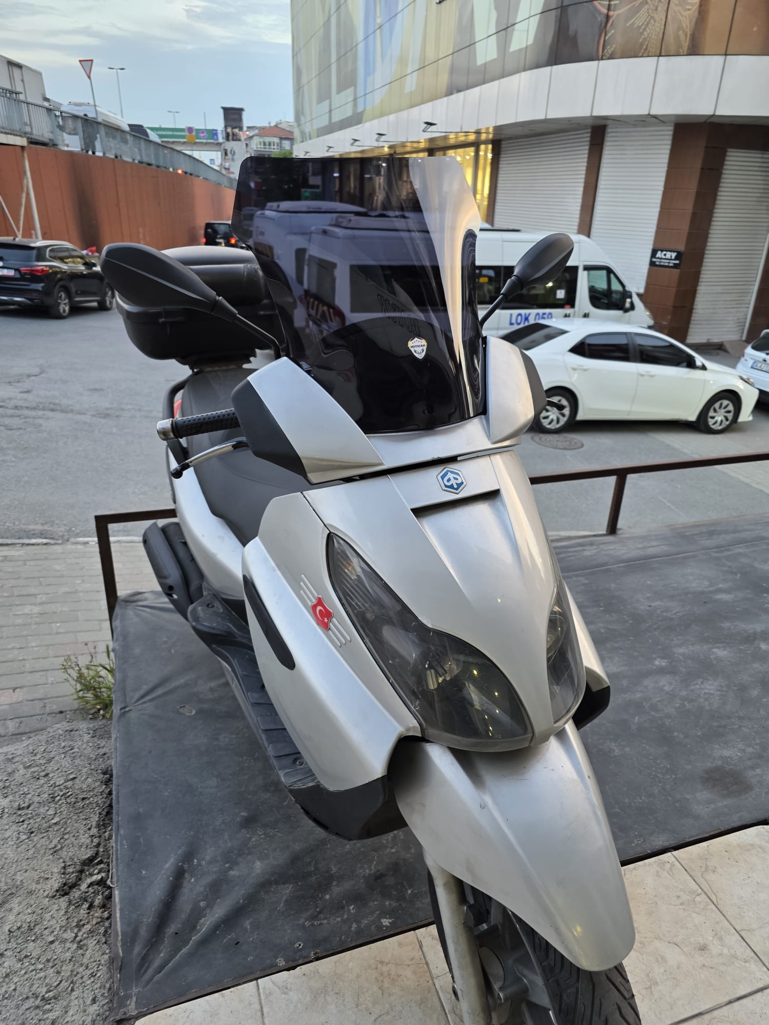 Piaggio X7 Siperlik Ön Cam 2007-2012 Model 43cm Siyah Renkli 4mm