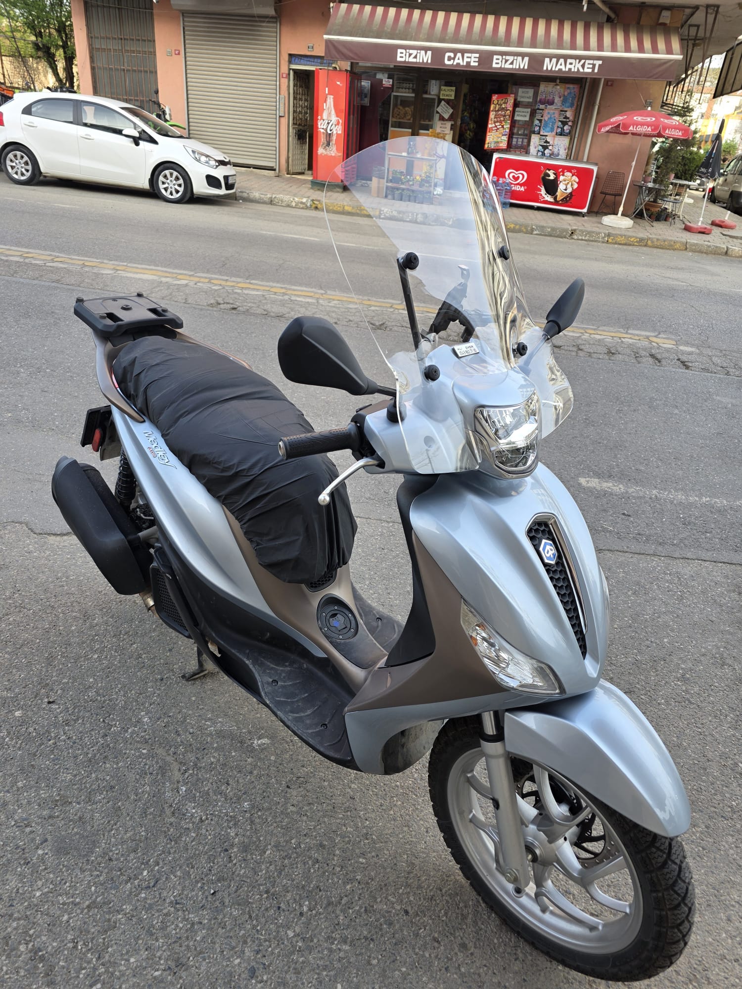 Piaggio Medley S 150 Ön Cam 2021-2025 Model 54cm Şeffaf Renkli APARATSIZ GÖNDERİLİR
