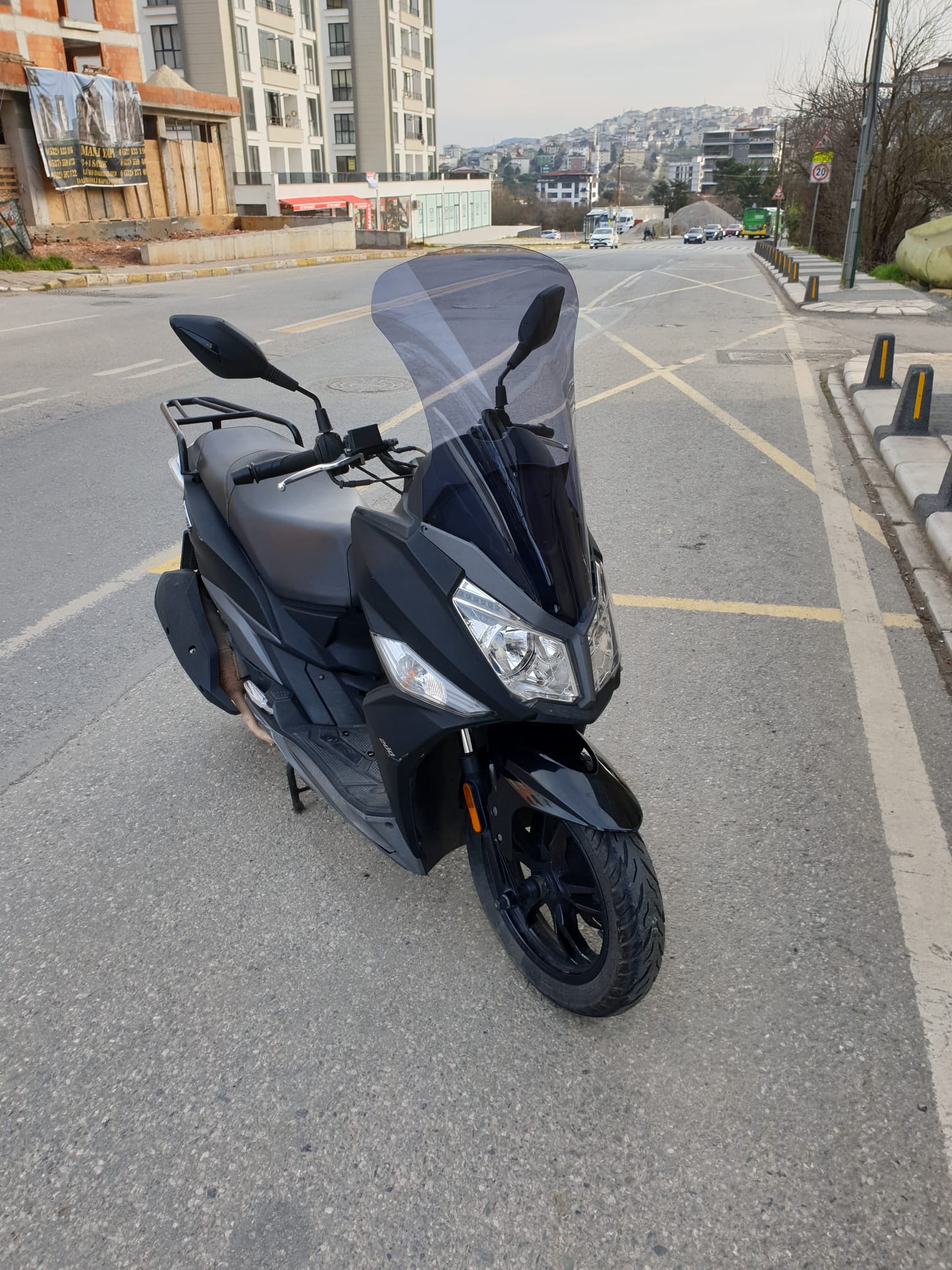 SYM JET 14 200 Siperlik Ön Cam 2017-2025 Model 65cm Füme Renkli 4mm UZUN CAM
