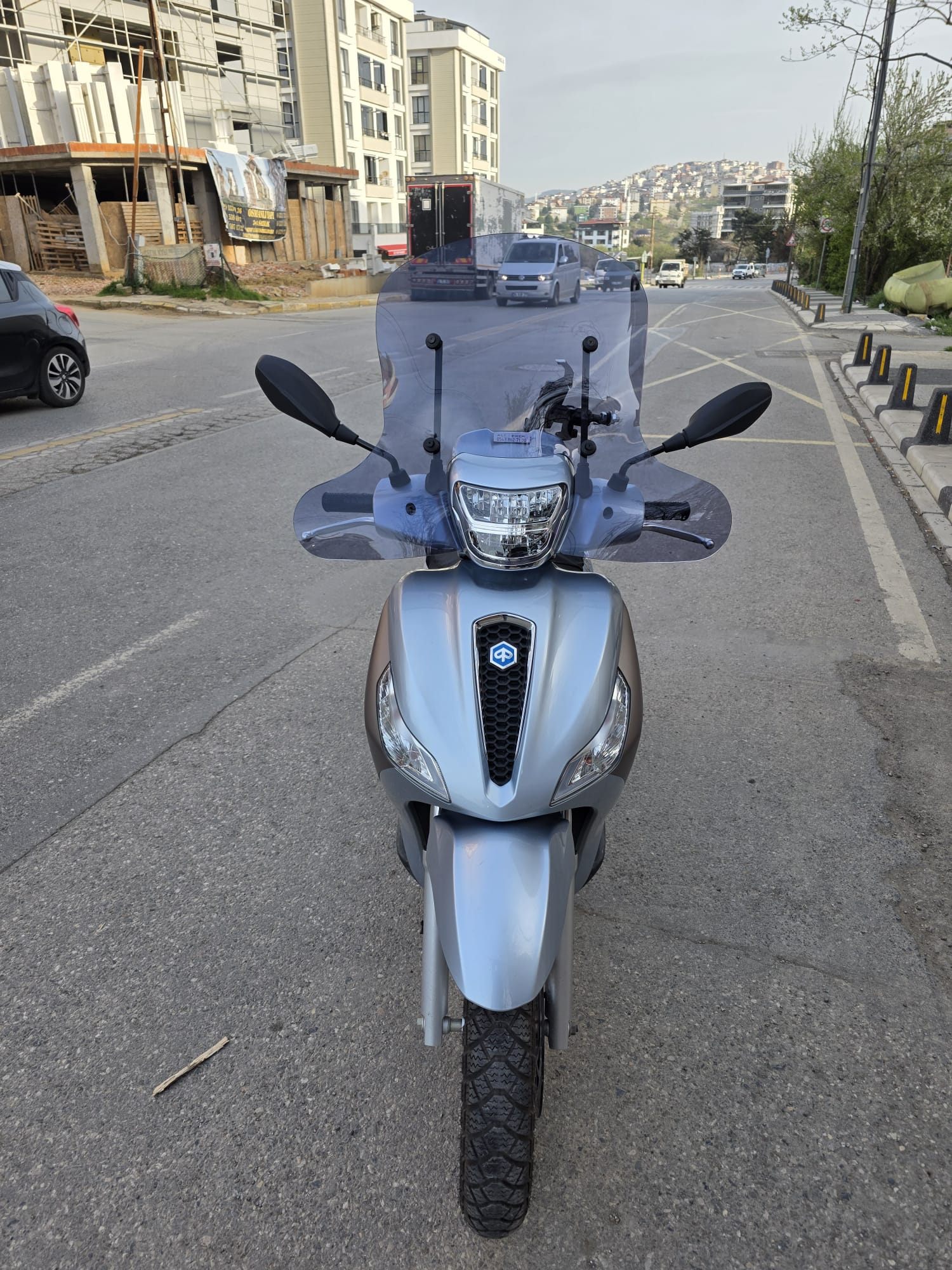 Piaggio Medley S 150 Ön Cam 2021-2025 Model 56cm füme Renkli Elcikli APARATSIZ GÖNDERİLİR