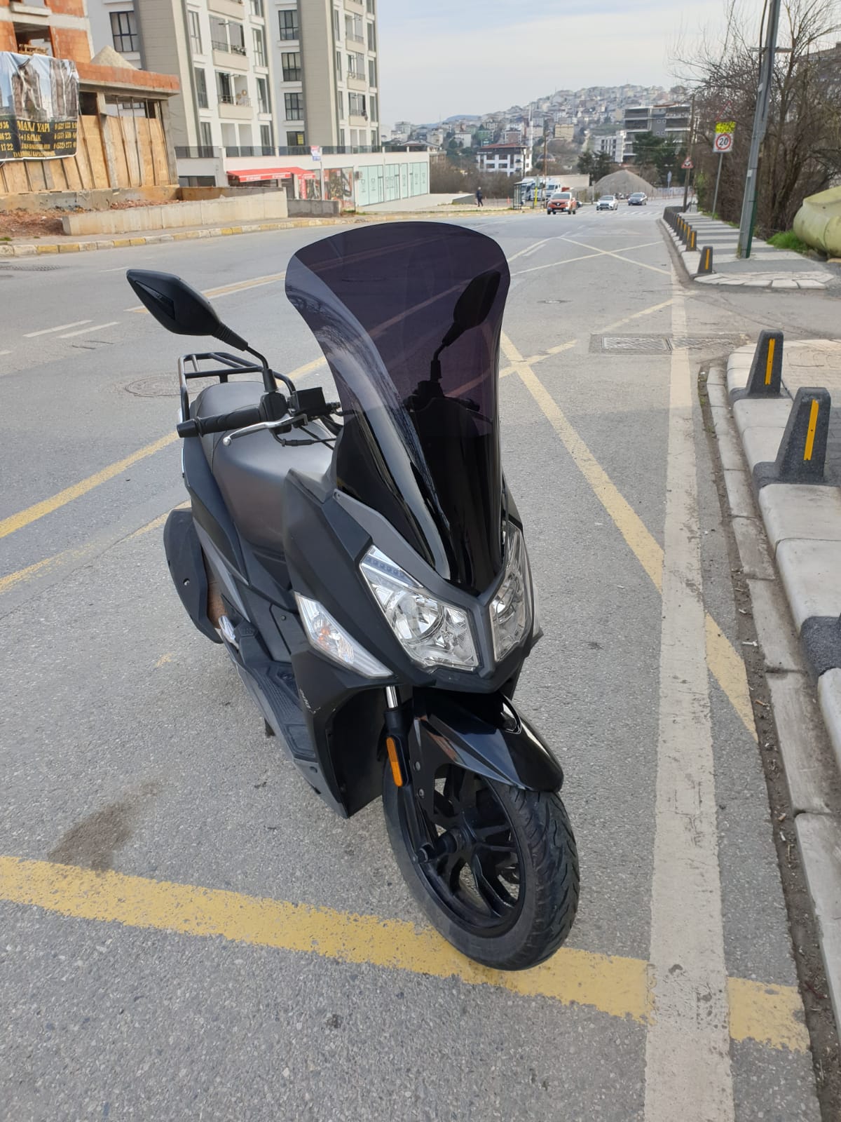 SYM JET 14 200 Siperlik Ön Cam 2017-2025 Model 72cm Siyah Renkli 4mm UZUN CAM