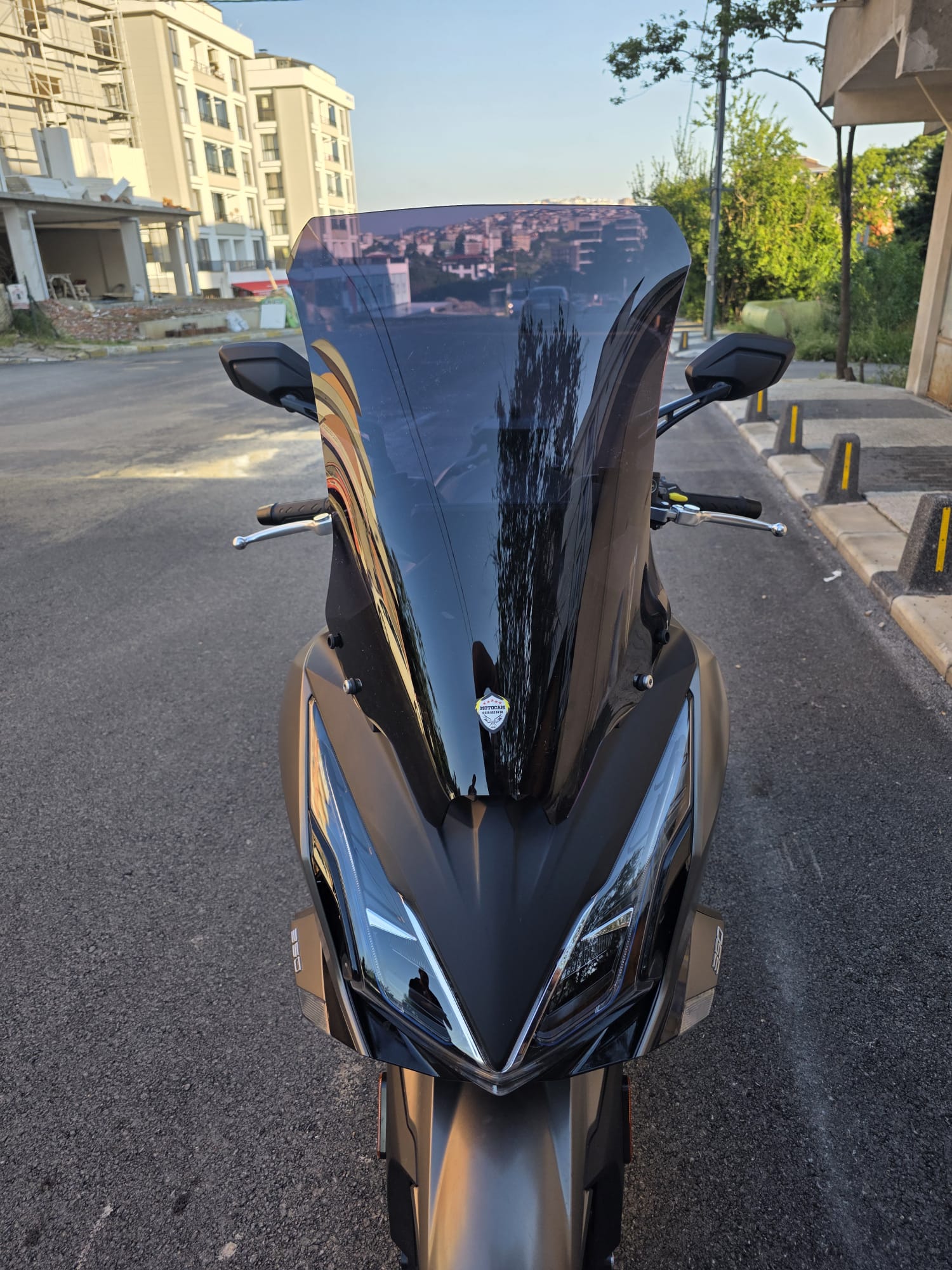 Kymco Downtown GT 350 Siperlik Ön Cam 2025 Model 62cm Siyah Renkli 4mm