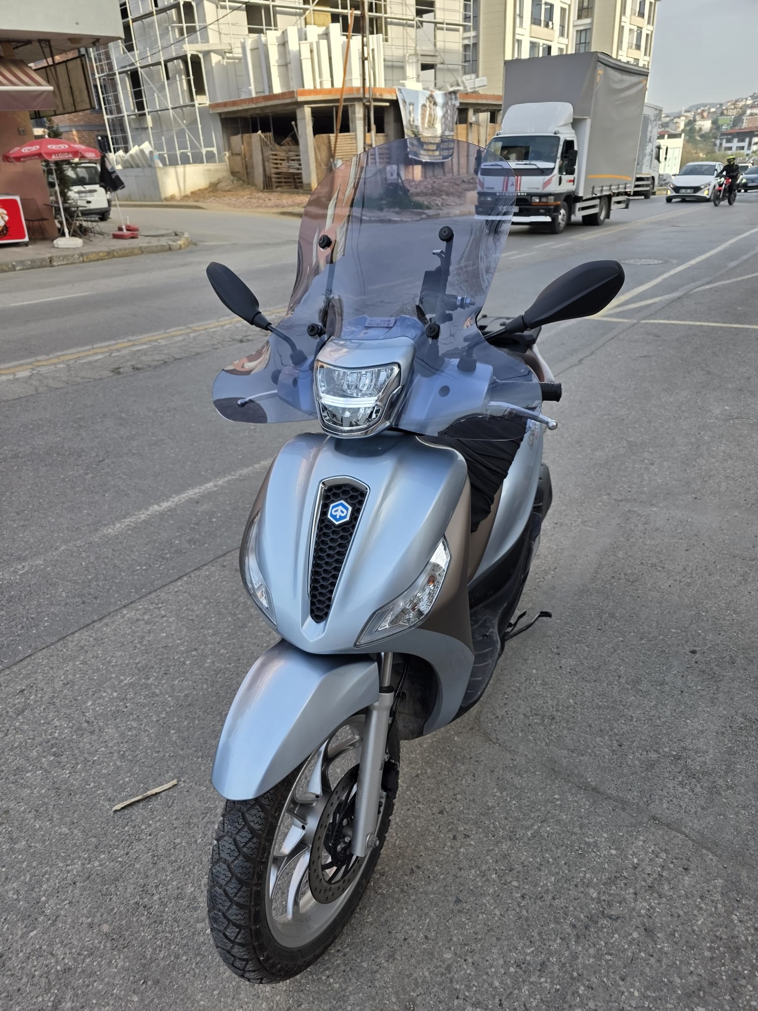 Piaggio Medley S 150 Ön Cam 2021-2025 Model 56cm füme Renkli Elcikli APARATSIZ GÖNDERİLİR
