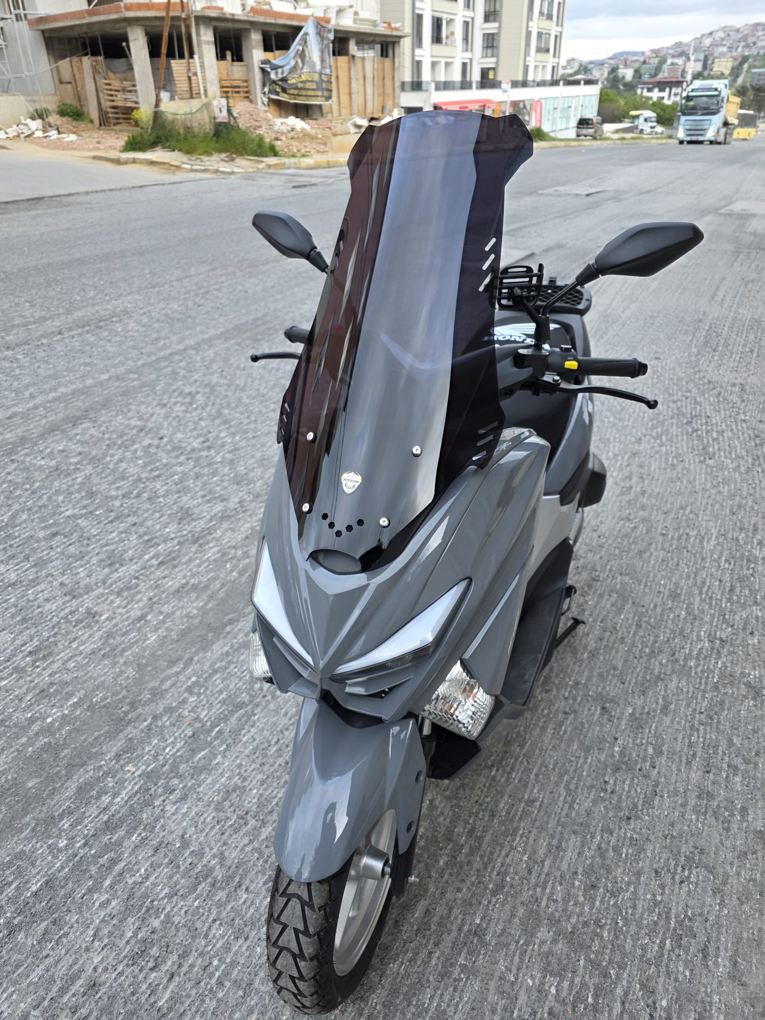 Revolt RSX4 Siperlik Ön Cam 2022-2025 Model 75cm Siyah Renkli 4mm ORTA BOYLU