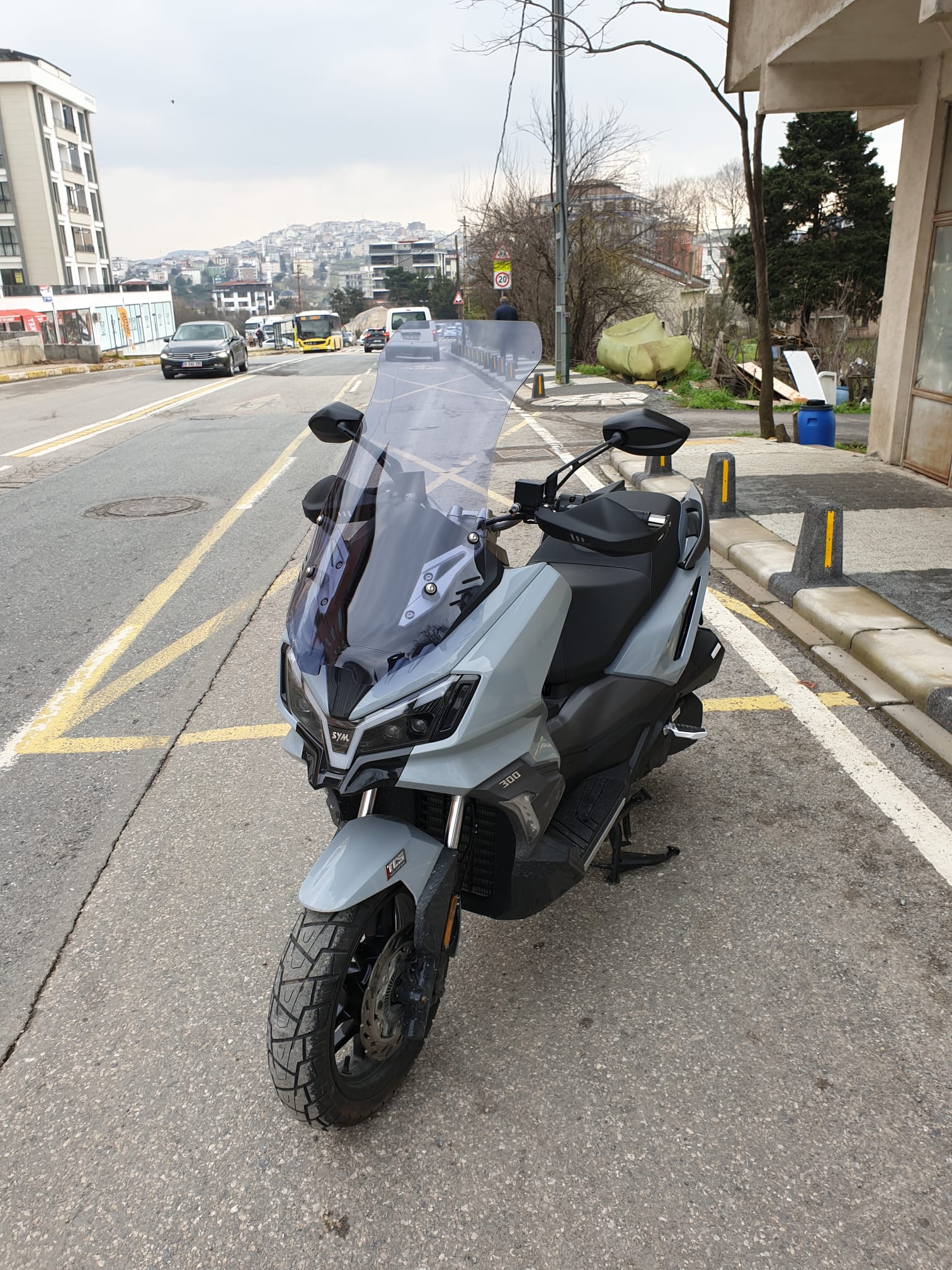 SYM ADX 300 Siperlik Ön Cam 2024-2025 Model 75cm Füme Renkli 4mm UZUN CAM