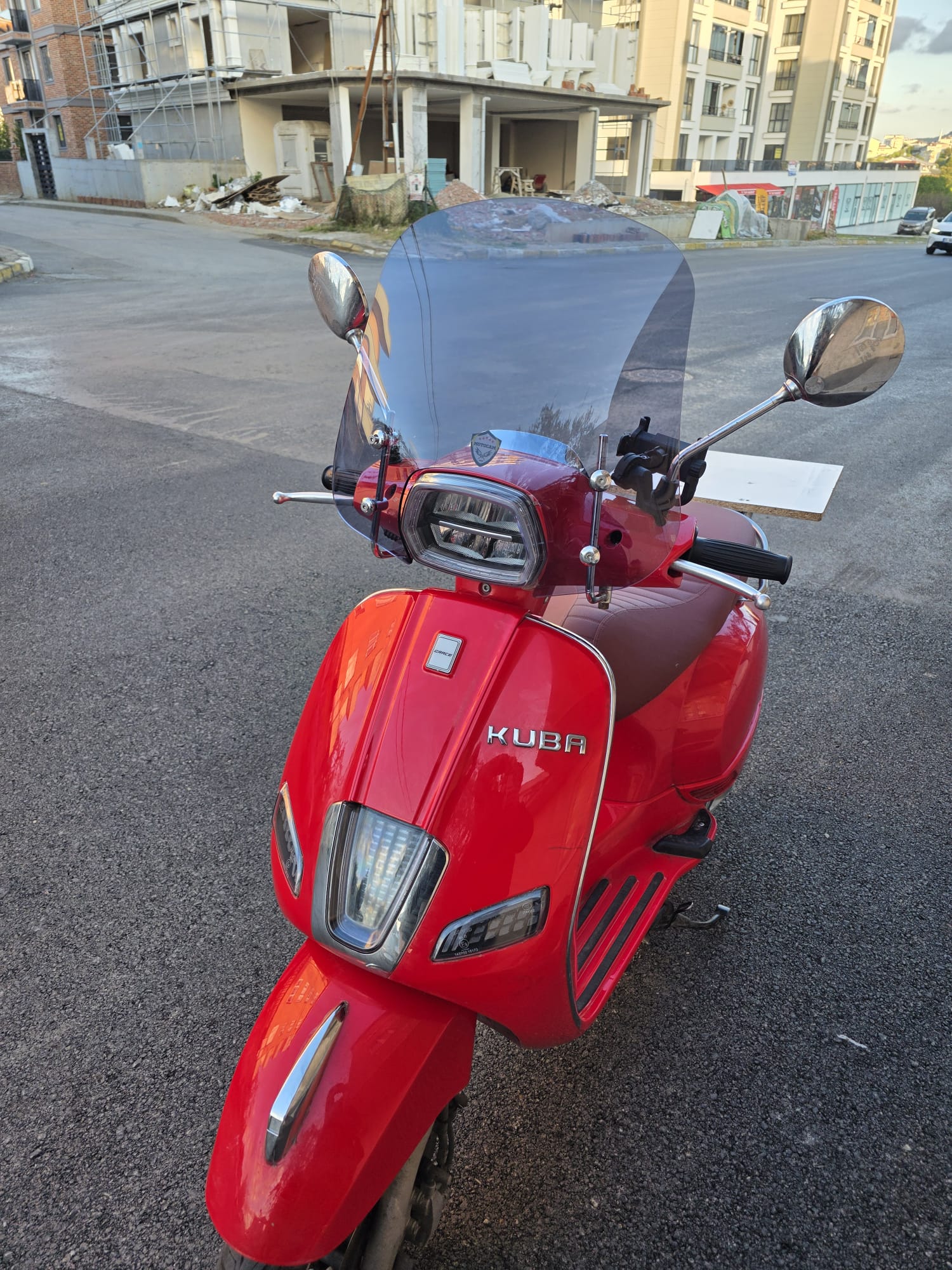 Küba Grace 50 125 Ön Cam 2023-2025 Model 42cm Füme Renkli Elcikli APARATSIZDIR