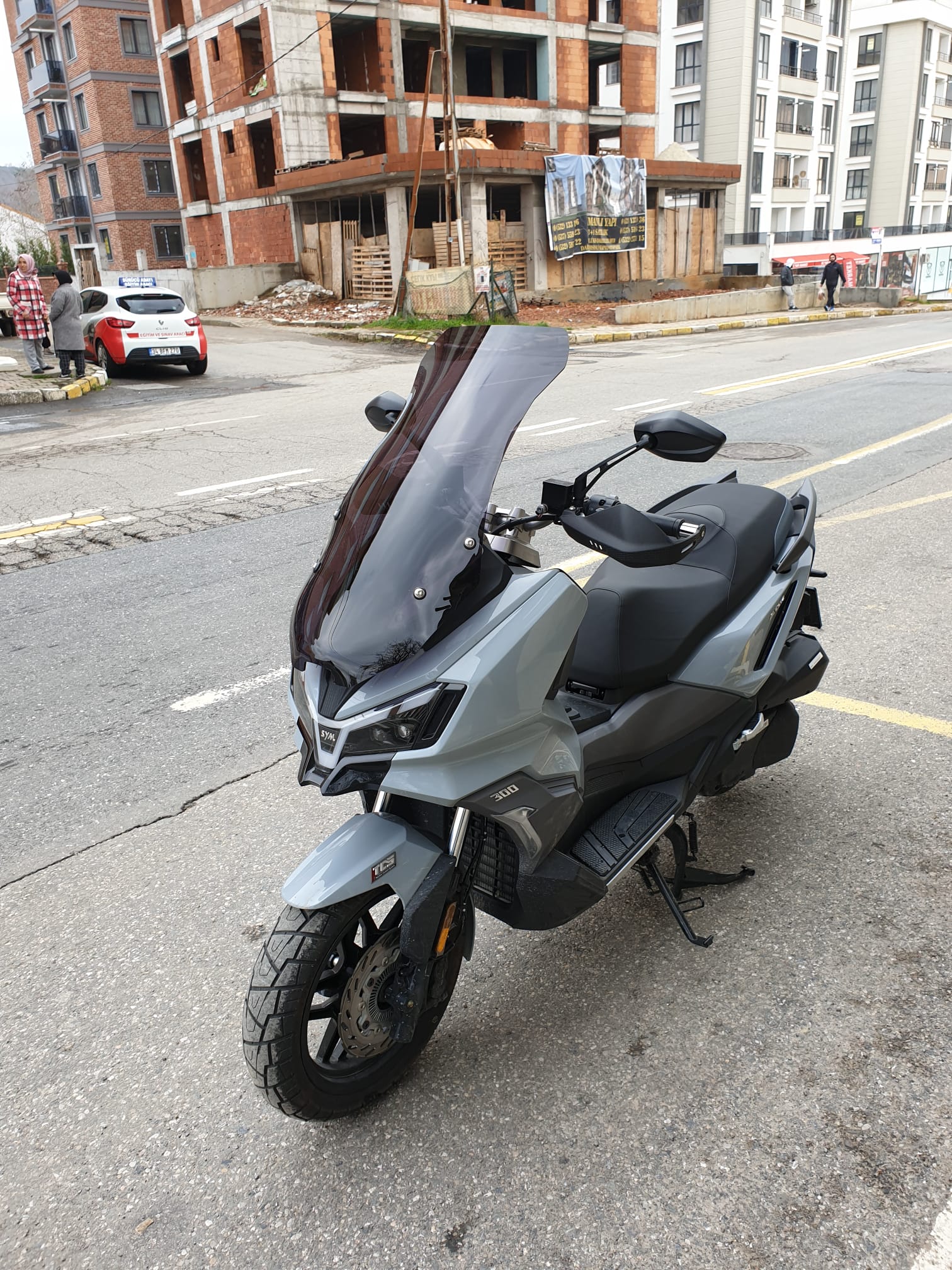 SYM ADX 300 Siperlik Ön Cam 2024-2025 Model 65cm Siyah Renkli 4mm ORTA BOYLU CAM