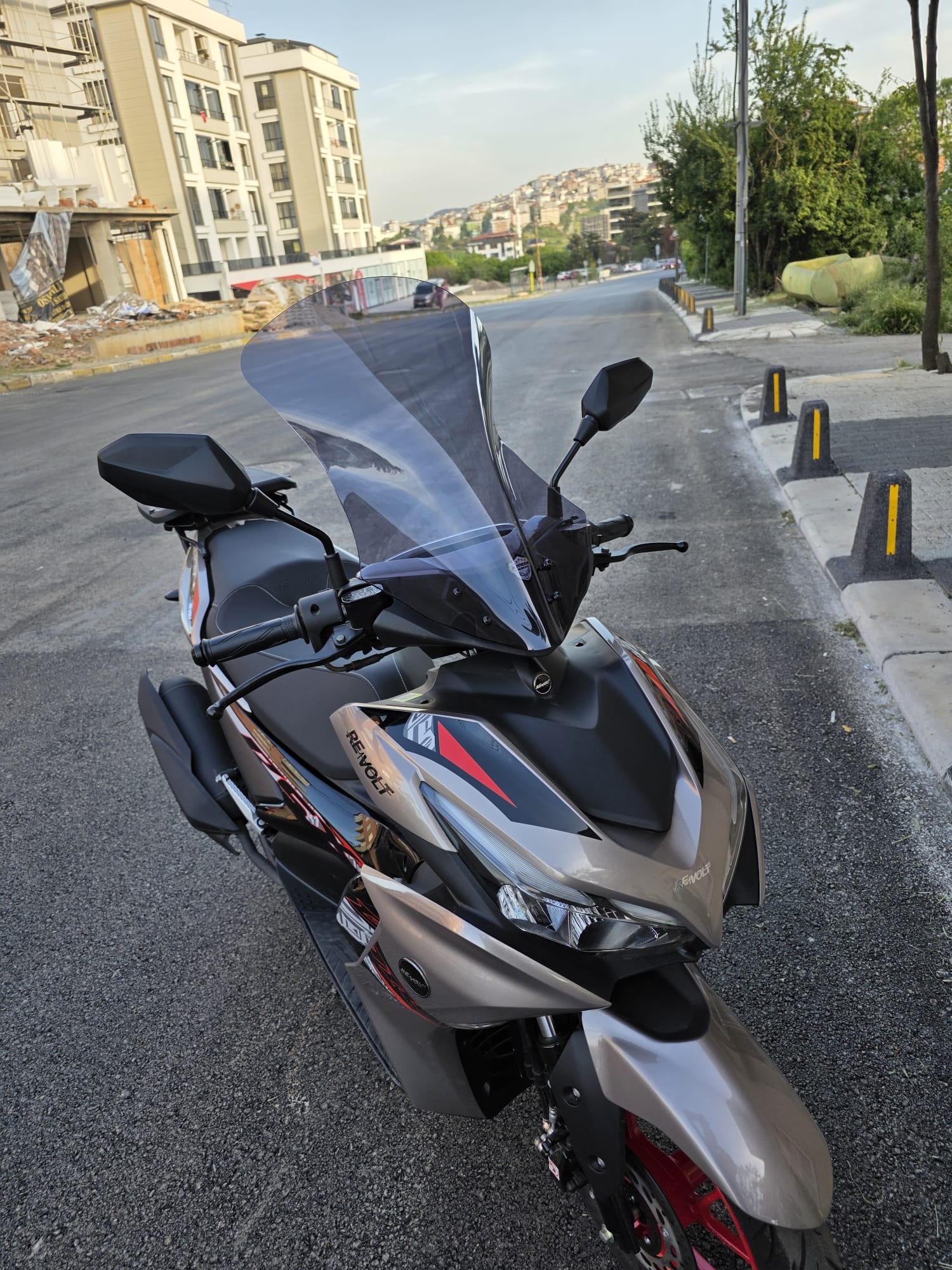 Revolt RSX3 Siperlik Ön Cam 2022-2025 Model 54cm Füme Renkli SPORTİF