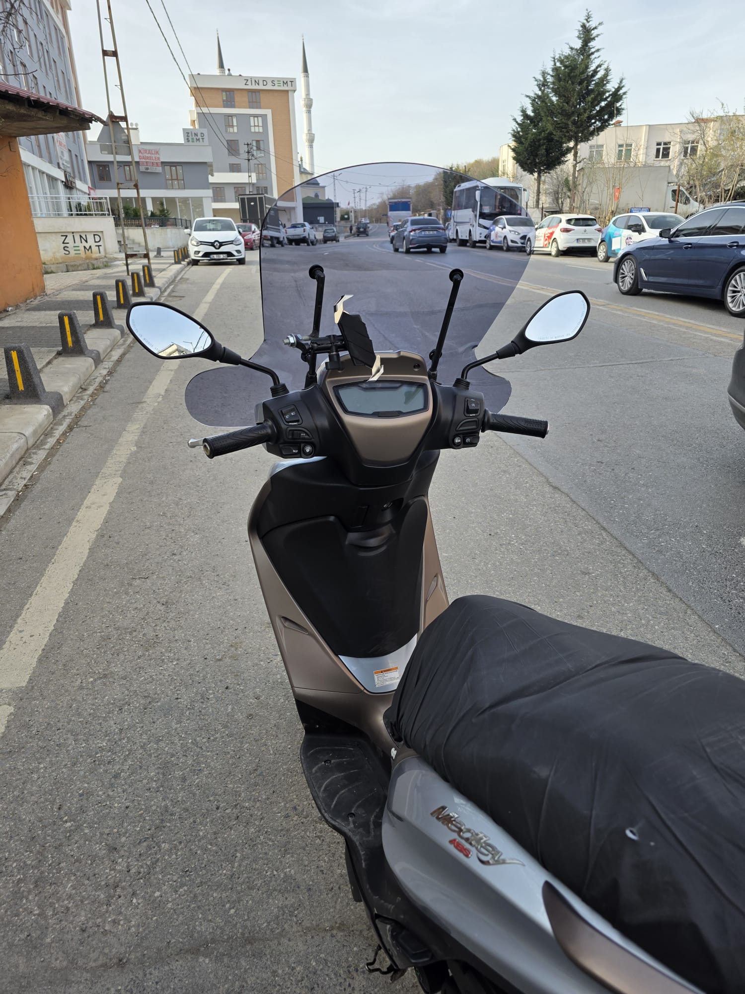 Piaggio Medley S 150 Ön Cam 2021-2025 Model 56cm füme Renkli Elcikli APARATSIZ GÖNDERİLİR
