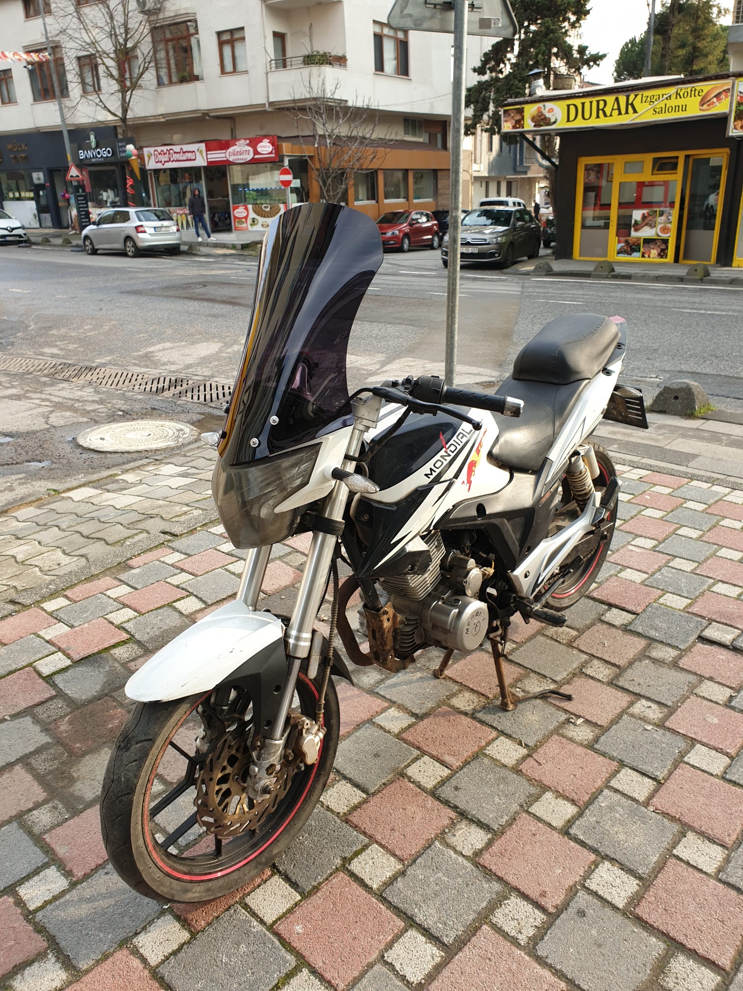 Mondial 180 Z One S Siperlik Ön Cam 58cm 2014 2022 Model Siyah Renkli