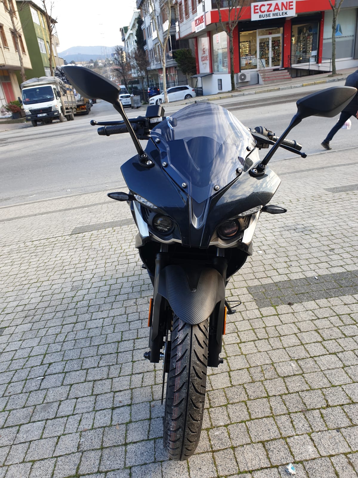 Pulsar RS 200 Siperlik Ön Cam 2015-2025 Model 33cm Füme Renkli 4mm KISA SPOR CAM