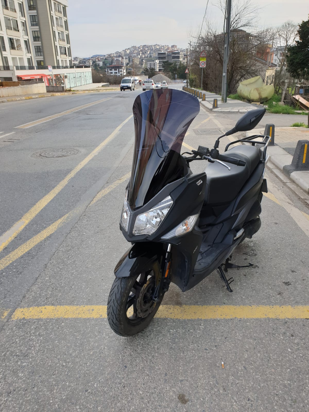 SYM JET 14 200 Siperlik Ön Cam 2017-2025 Model 72cm Siyah Renkli 4mm UZUN CAM