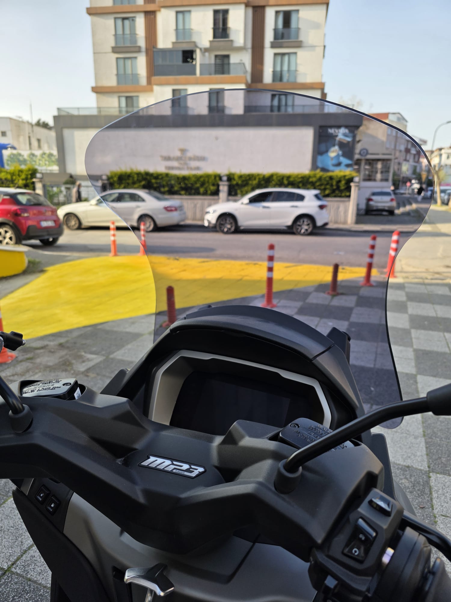Piaggio MP3 530 Siperlik Ön Cam 2023-2025 Model 72cm Füme Renkli 4mm UZUN CAM