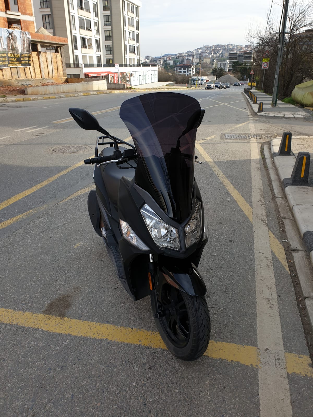 SYM JET 14 200 Siperlik Ön Cam 2017-2025 Model 72cm Siyah Renkli 4mm UZUN CAM