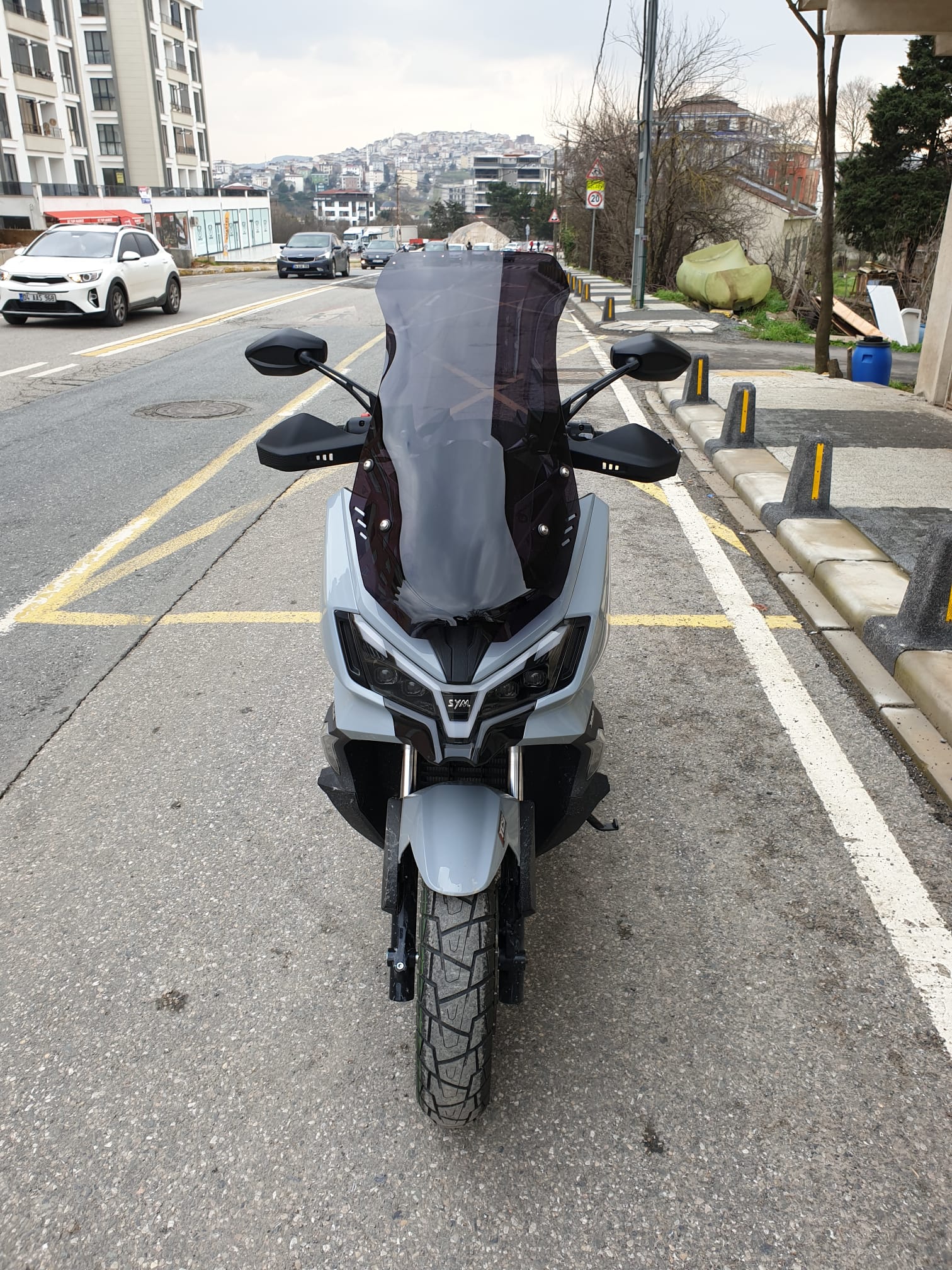 SYM ADX 300 Siperlik Ön Cam 2024-2025 Model 65cm Siyah Renkli 4mm ORTA BOYLU CAM
