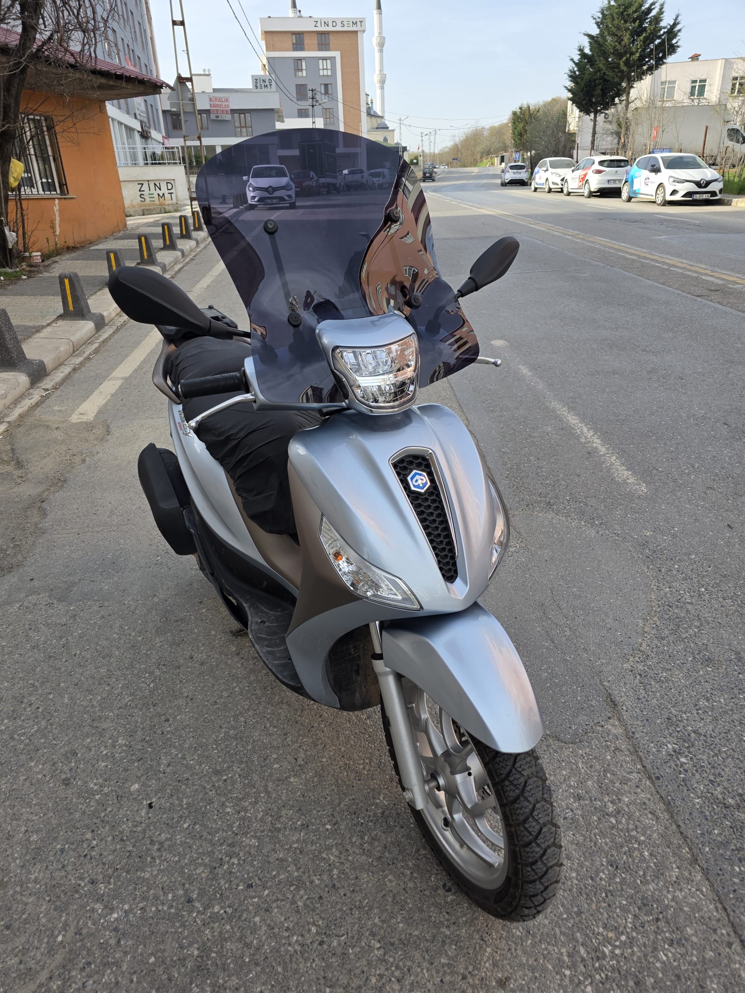 Piaggio Medley S 150 Ön Cam 2021-2025 Model 54cm  Siyah Renkli APARATSIZ GÖNDERİLİR