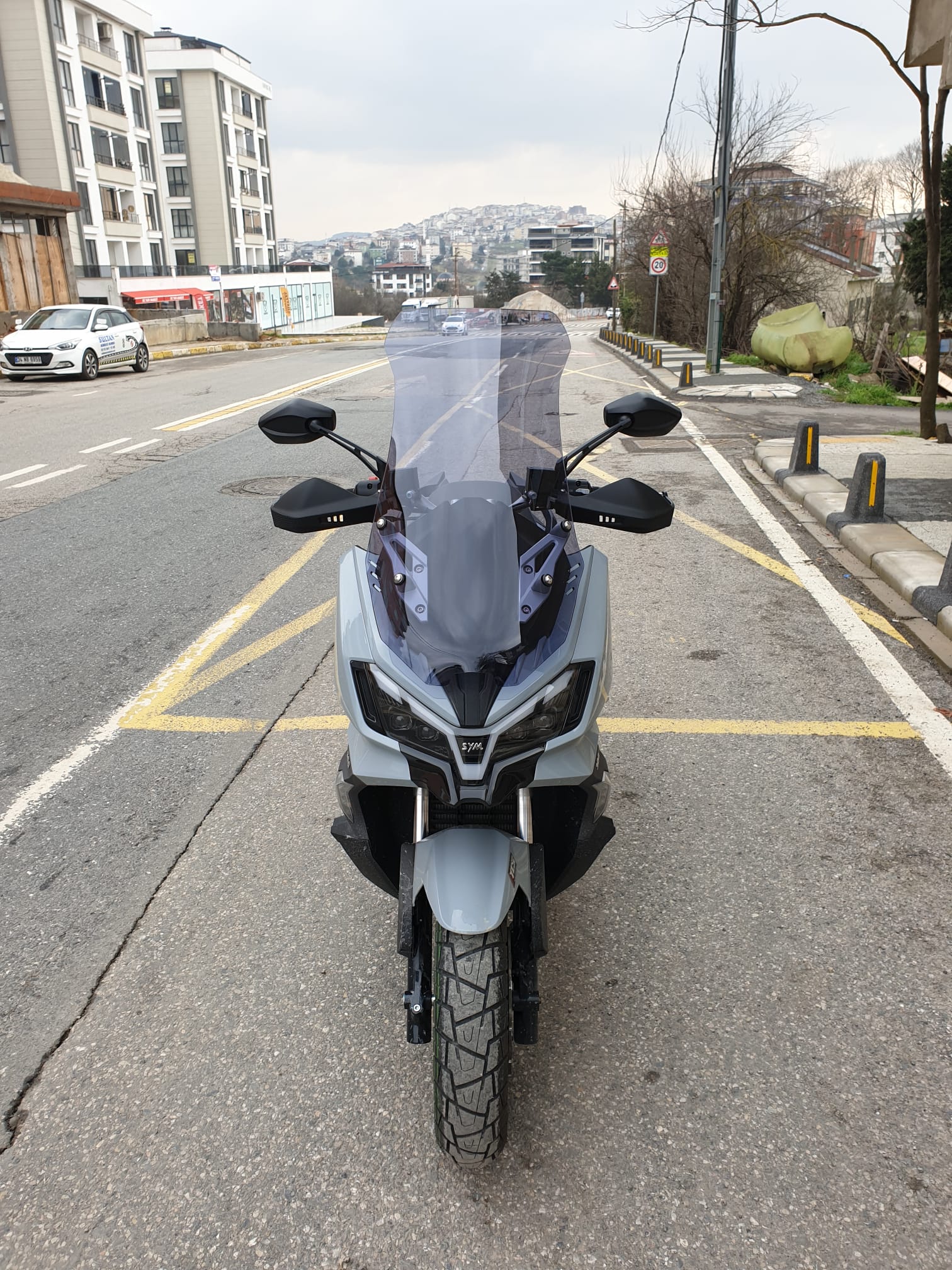 SYM ADX 300 Siperlik Ön Cam 2024-2025 Model 75cm Füme Renkli 4mm UZUN CAM