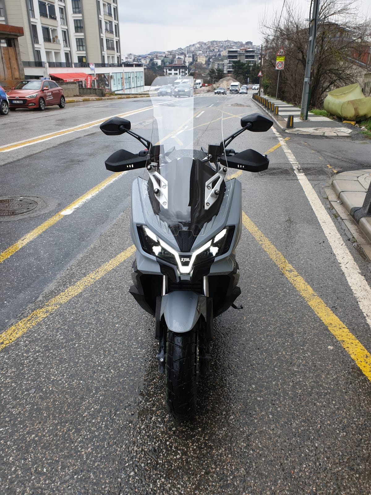SYM ADX 300 Siperlik Ön Cam 2024-2025 Model 65cm Şeffaf Renkli 4mm ORTA BOYLU CAM