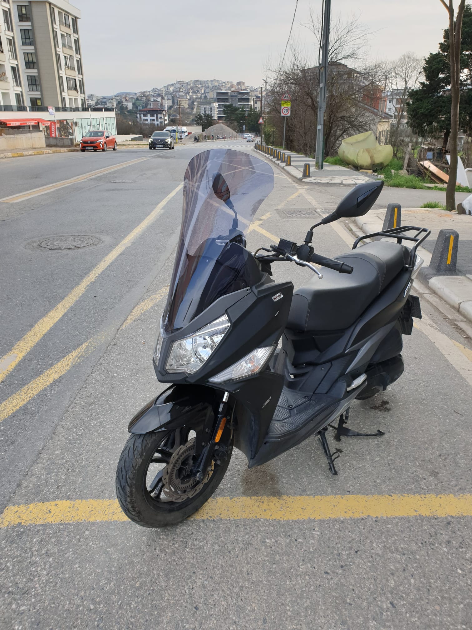 SYM JET 14 200 Siperlik Ön Cam 2017-2025 Model 65cm Füme Renkli 4mm UZUN CAM