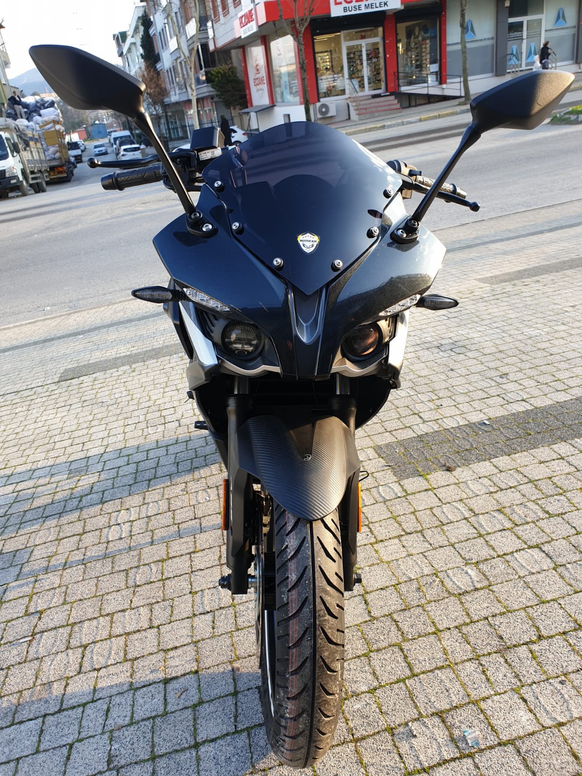 Pulsar RS 200 Siperlik Ön Cam 2015-2025 Model 33cm Siyah Renkli 4mm KISA SPOR CAM