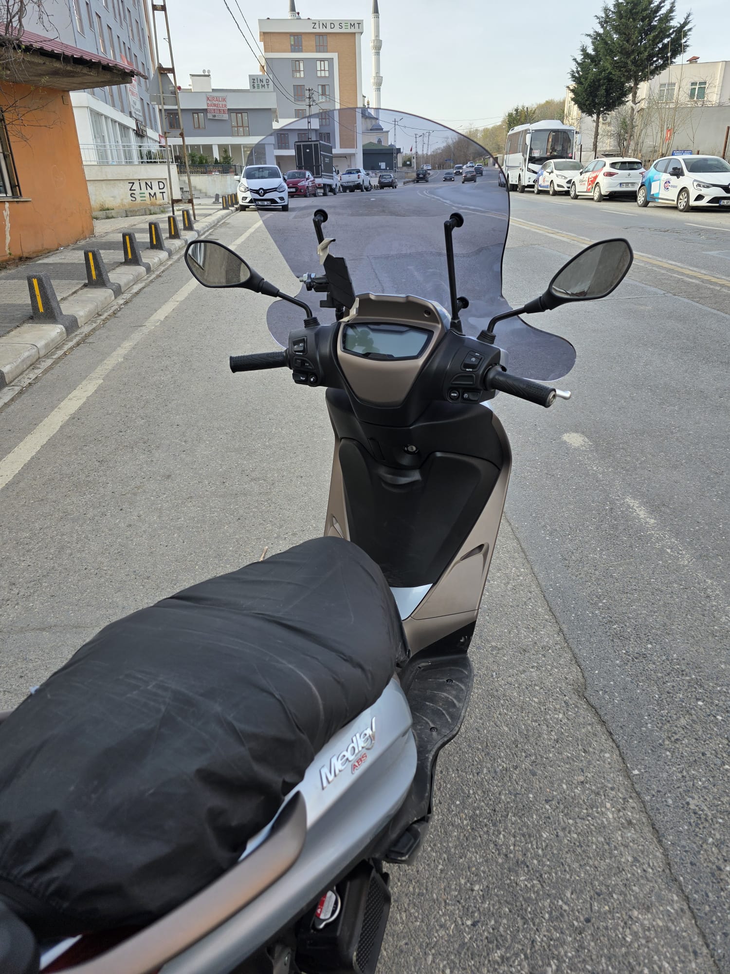 Piaggio Medley S 150 Ön Cam 2021-2025 Model 56cm füme Renkli Elcikli APARATSIZ GÖNDERİLİR