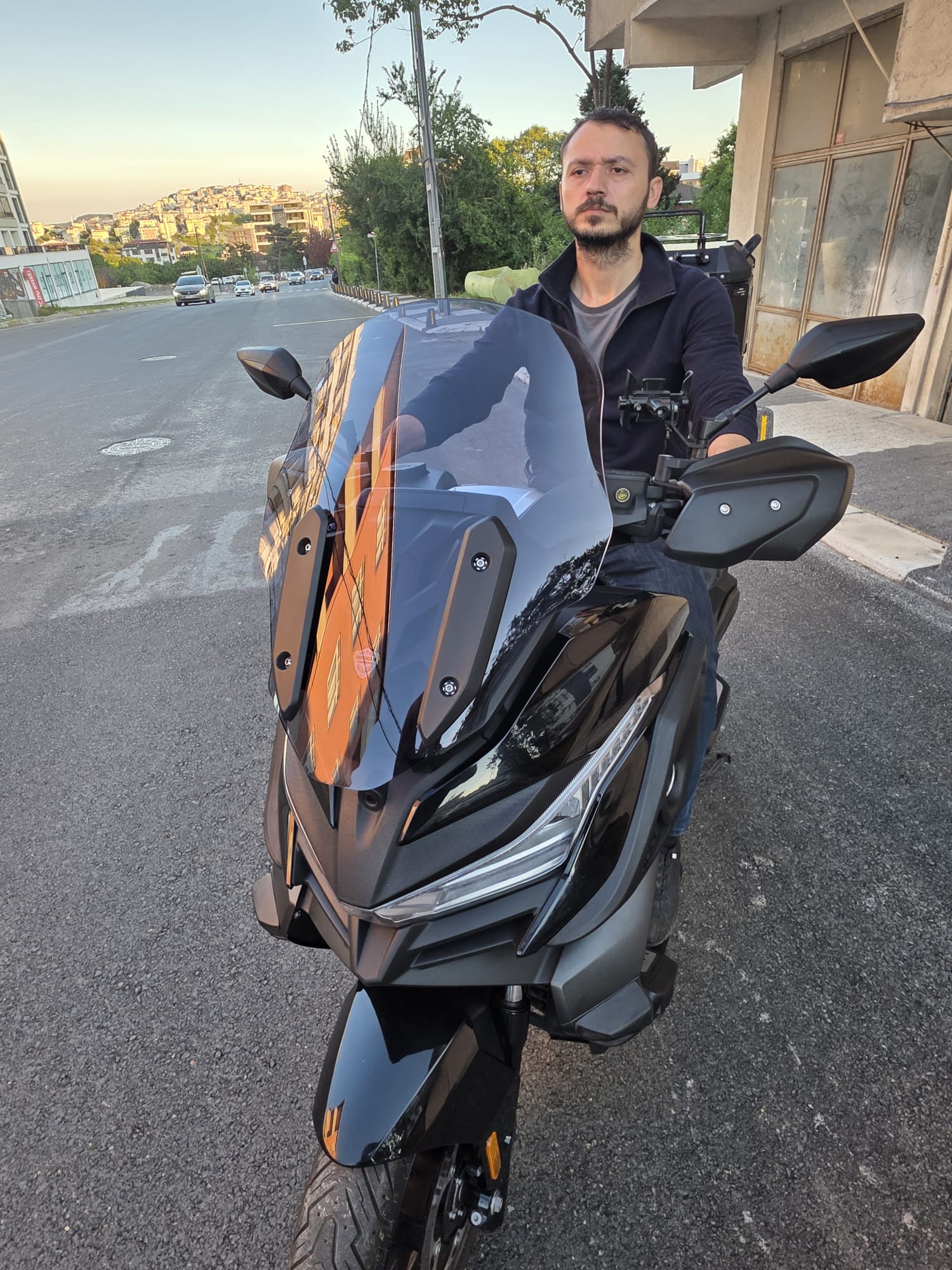 Voge SR4 Siperlik Ön Cam 2022-2025 Model 54cm Füme Renkli 4mm ORİJİNAL BOYLU