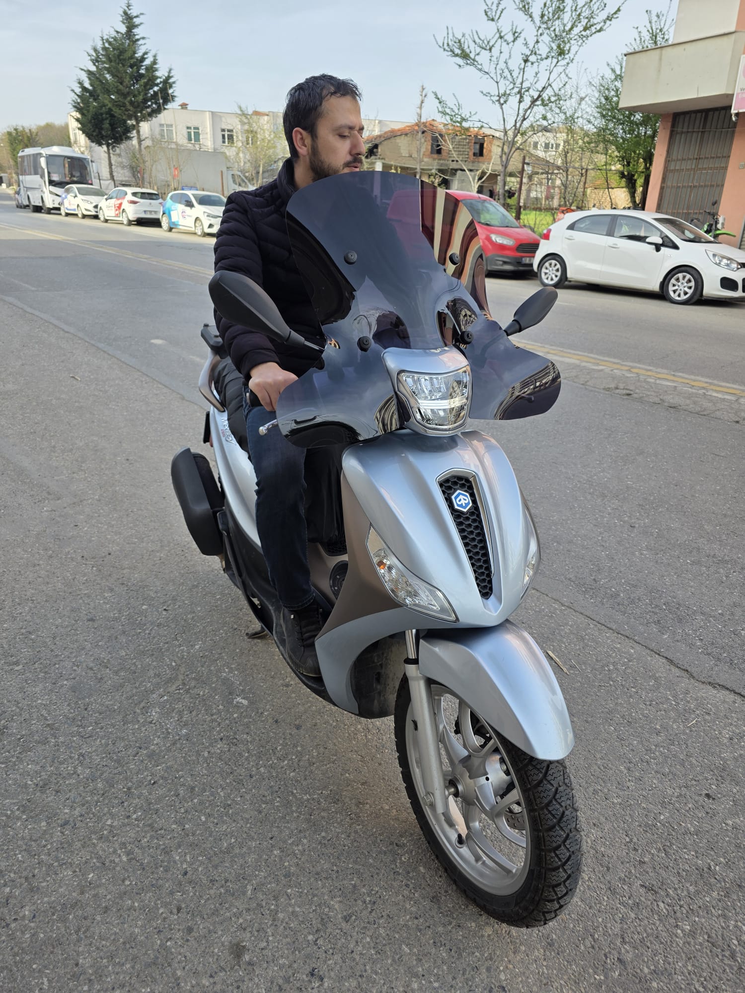 Piaggio Medley S 150 Ön Cam 2021-2025 Model 56cm  Siyah Renkli Elcikli APARATSIZ GÖNDERİLİR