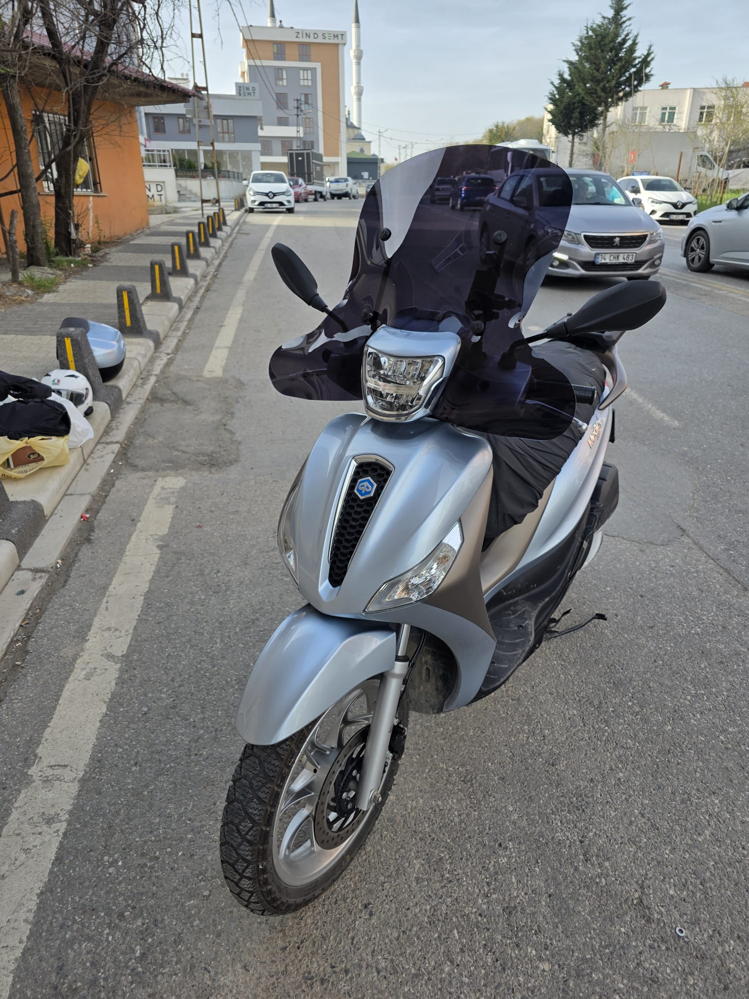 Piaggio Medley S 150 Ön Cam 2021-2025 Model 56cm  Siyah Renkli Elcikli APARATSIZ GÖNDERİLİR