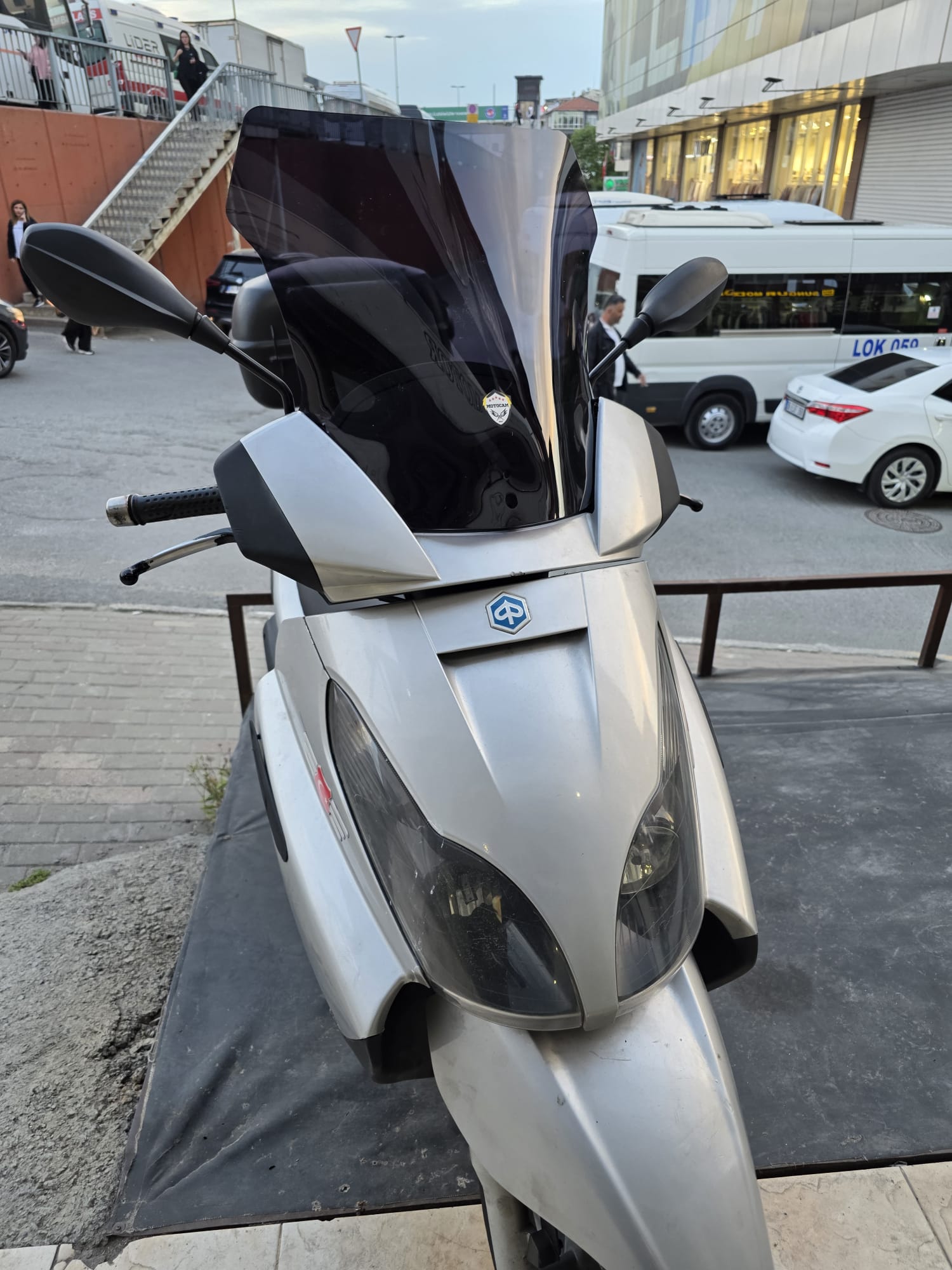Piaggio X7 Siperlik Ön Cam 2007-2012 Model 43cm Siyah Renkli 4mm